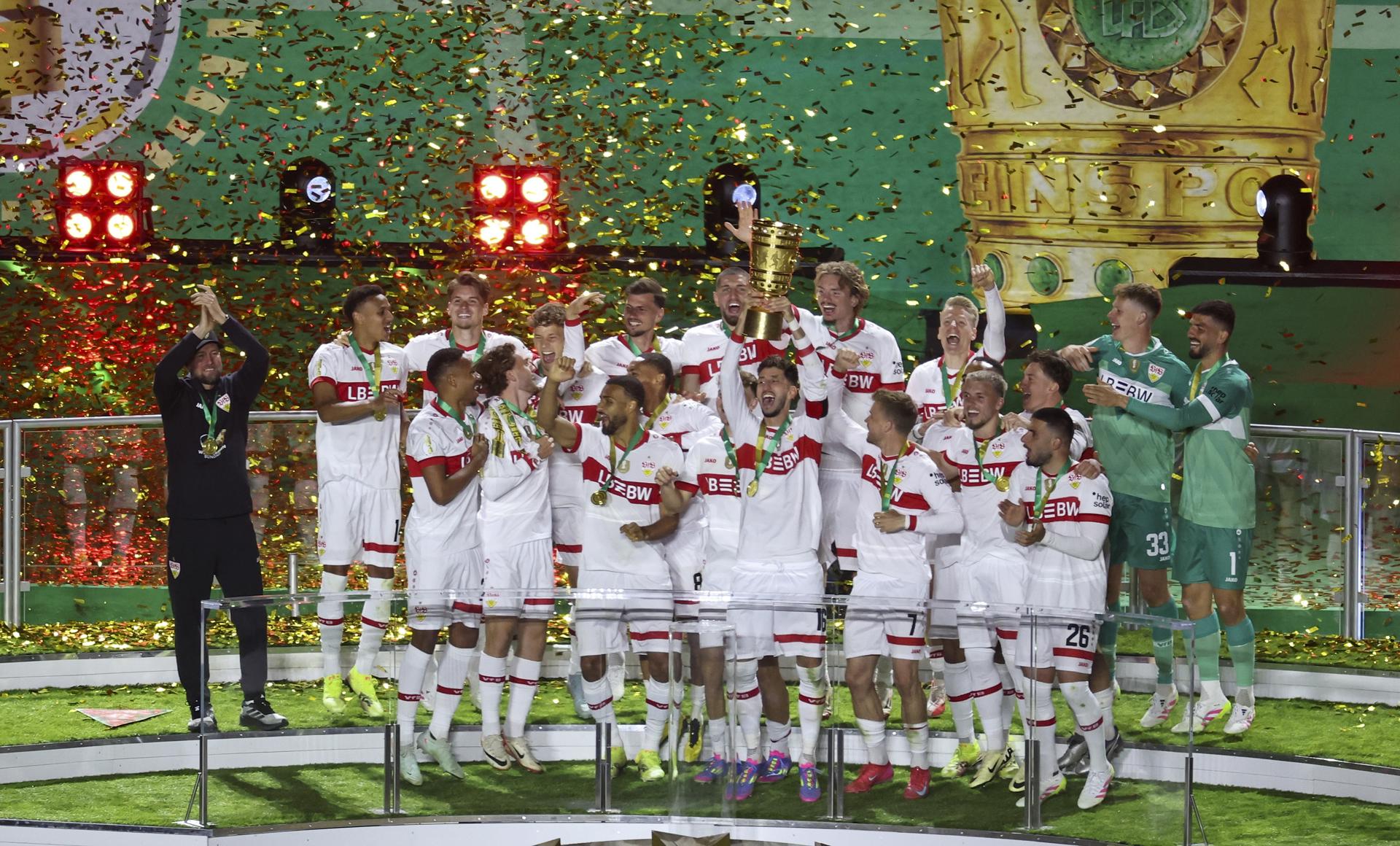Los jugadores del Stuttgart celebran la Copa en el Olímpico de Berlín, Alemania. EFE/EPA/FILIP SINGER