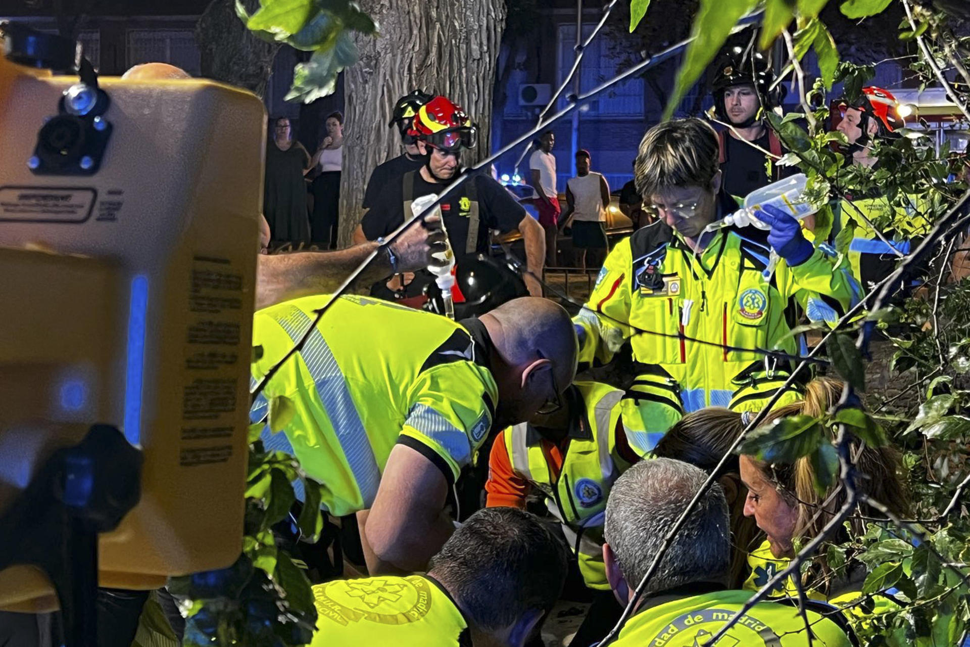 Un joven de 25 años ha resultado herido grave esta madrugada al caerle encima la rama de un árbol en la plaza San Vicente de Paul en el madrileño barrio de Carabanchel. EFE/Ayuntamiento de Madrid 
SOLO USO EDITORIAL SOLO DISPONIBLE PARA ILUSTRAR LA NOTICIA QUE ACOMPAÑA (CRÉDITO OBLIGATORIO)