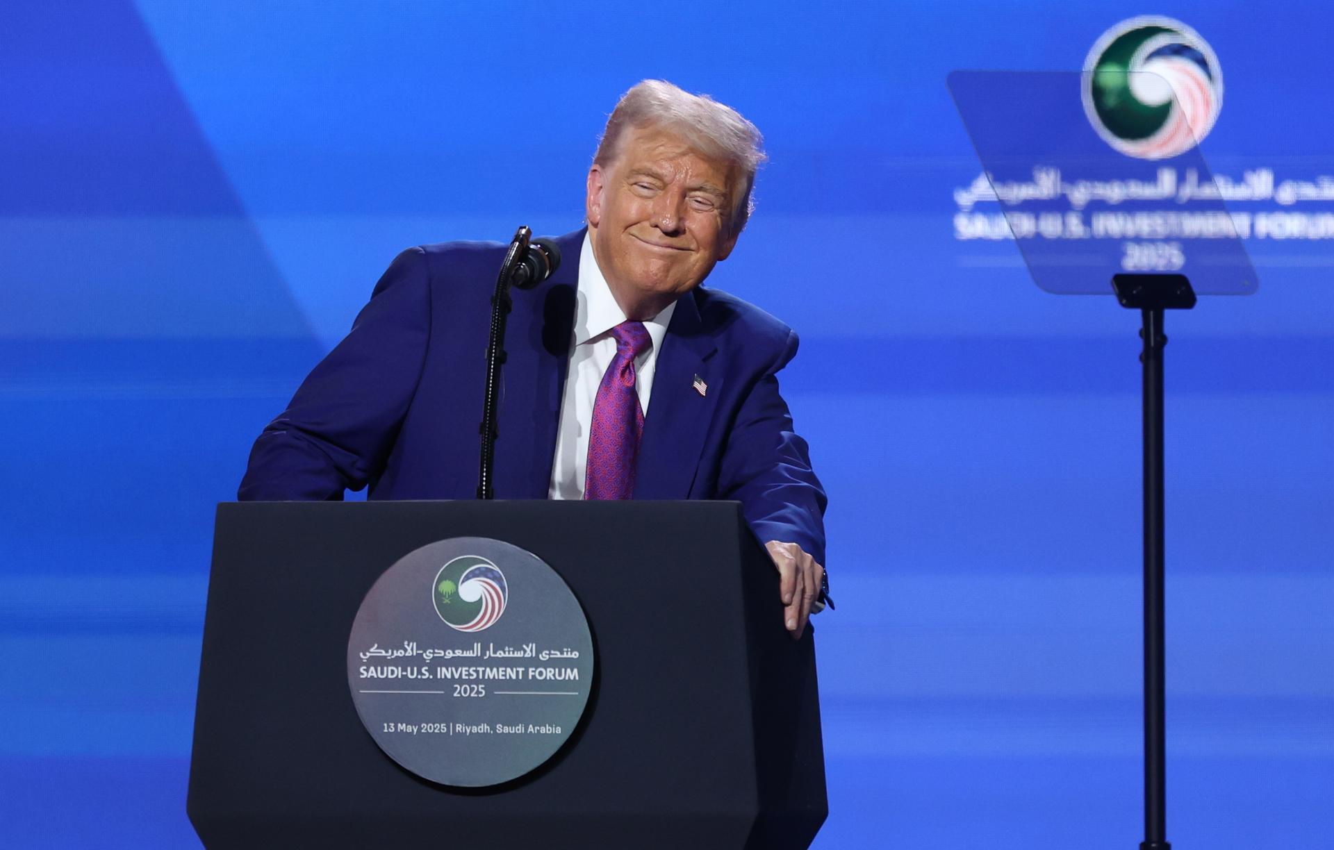 El presidente de los Estados Unidos, Donald Trump, asiste al discurso principal en el Foro de Inversión Saudí-Estadounidense en Riad, Arabia Saudita, el 13 de mayo de 2025. El foro se lleva a cabo durante la visita de estado del presidente estadounidense Trump a Arabia Saudita el 13 de mayo. (Arabia Saudita) EFE/EPA/ALI HAIDER
```