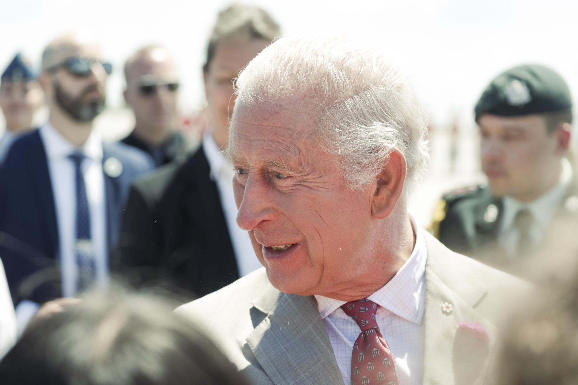 El rey Carlos III de Gran Bretaña es saludado a su llegada al Aeropuerto Internacional Macdonald-Cartier de Ottawa, Canadá, para una visita de Estado este 26 de mayo de 2025. EFE/EPA/ERIC REID
//////////
OTTAWA (Canada), 26/05/2025.- Britain’s King Charles III is greeted as he arrives for a state visit at Ottawa MacDonald-Cartier International Airport in Ottawa, Canada, 26 May 2025. King Charles has been invited by Canadian Prime Mister Mark Carney to open the 45th Canadian parliament on 27 May 2025. EFE/EPA/ERIC REID
