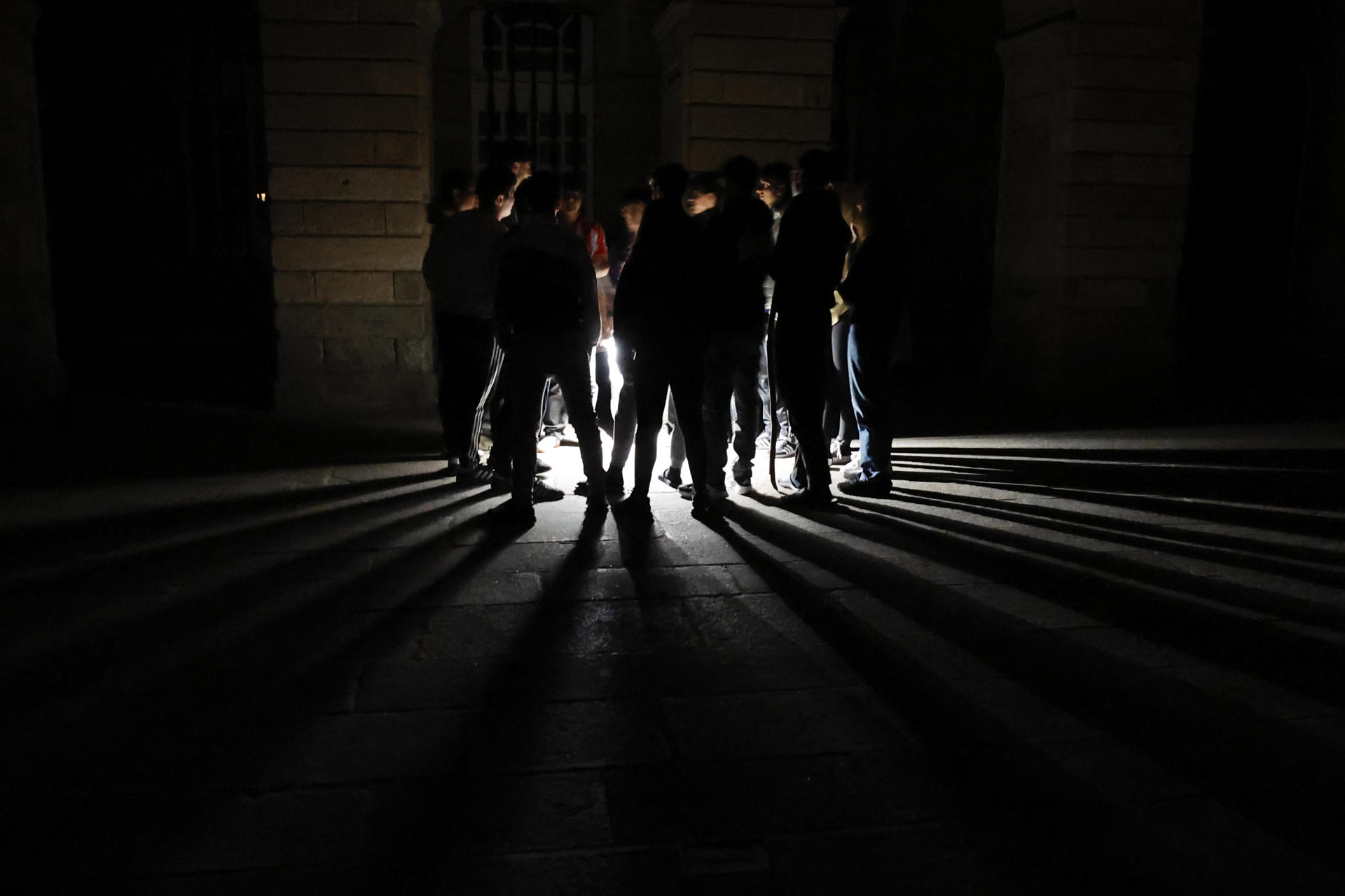 Imagen de archivo de un grupo de personas durante el apagón. EFE/ Lavandeira Jr