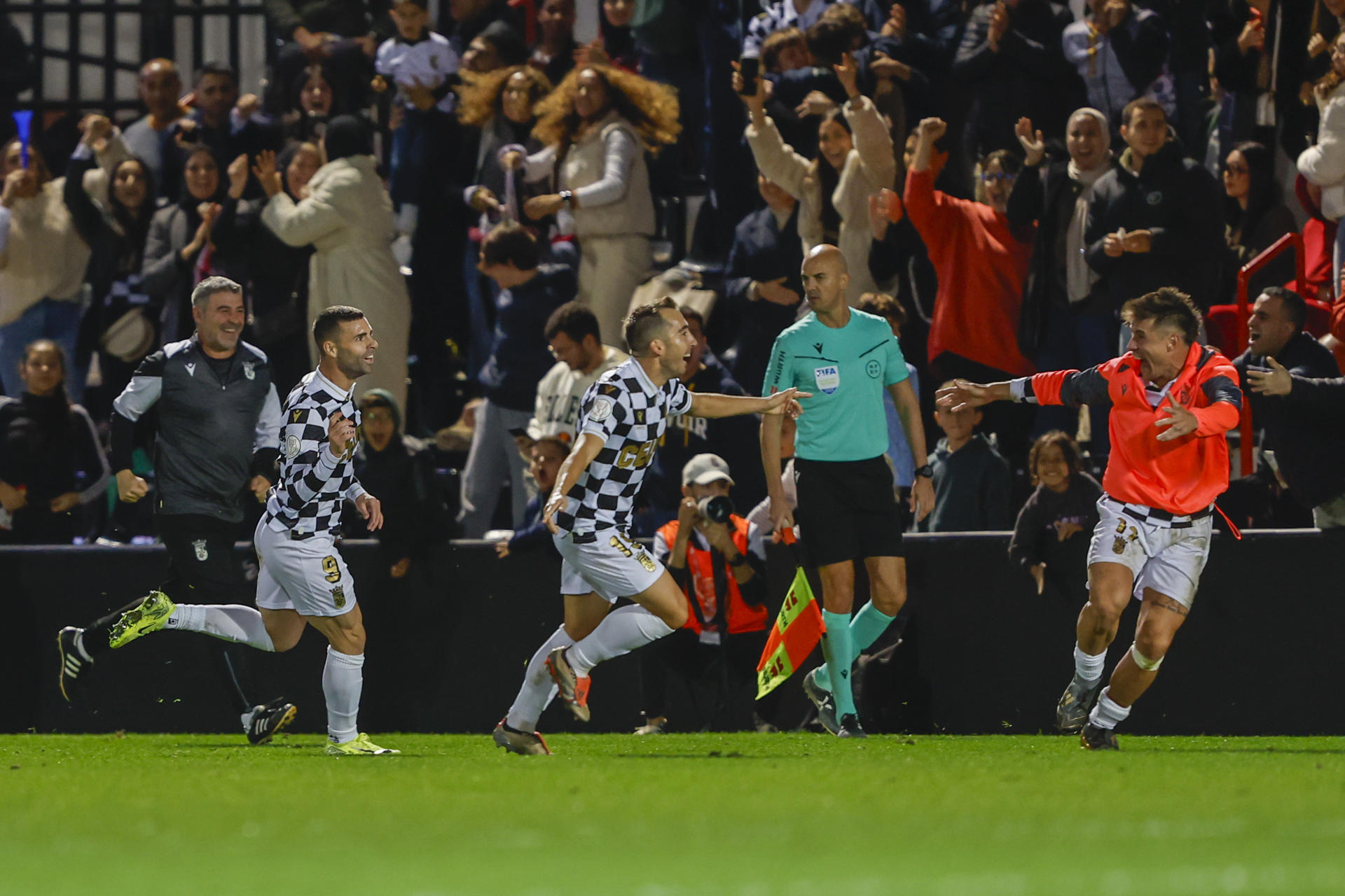 Jugadores de la AD Ceuta celebran un gol ante Osasuna, en el partido de la segunda ronda de Copa del Rey, disputado el 5 de diciembre d 2024, en el Estadio Alfonso Murube. EFE/ Jorge Zapata