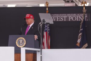 El presidente de Estados Unidos, Donald Trump, habla durante un discurso de graduación de la Academia Militar de Estados Unidos en el Estadio Michie en West Point, Nueva York, Estados Unidos, el 24 de mayo de 2025. EFE/EPA/Sarah Yenesel