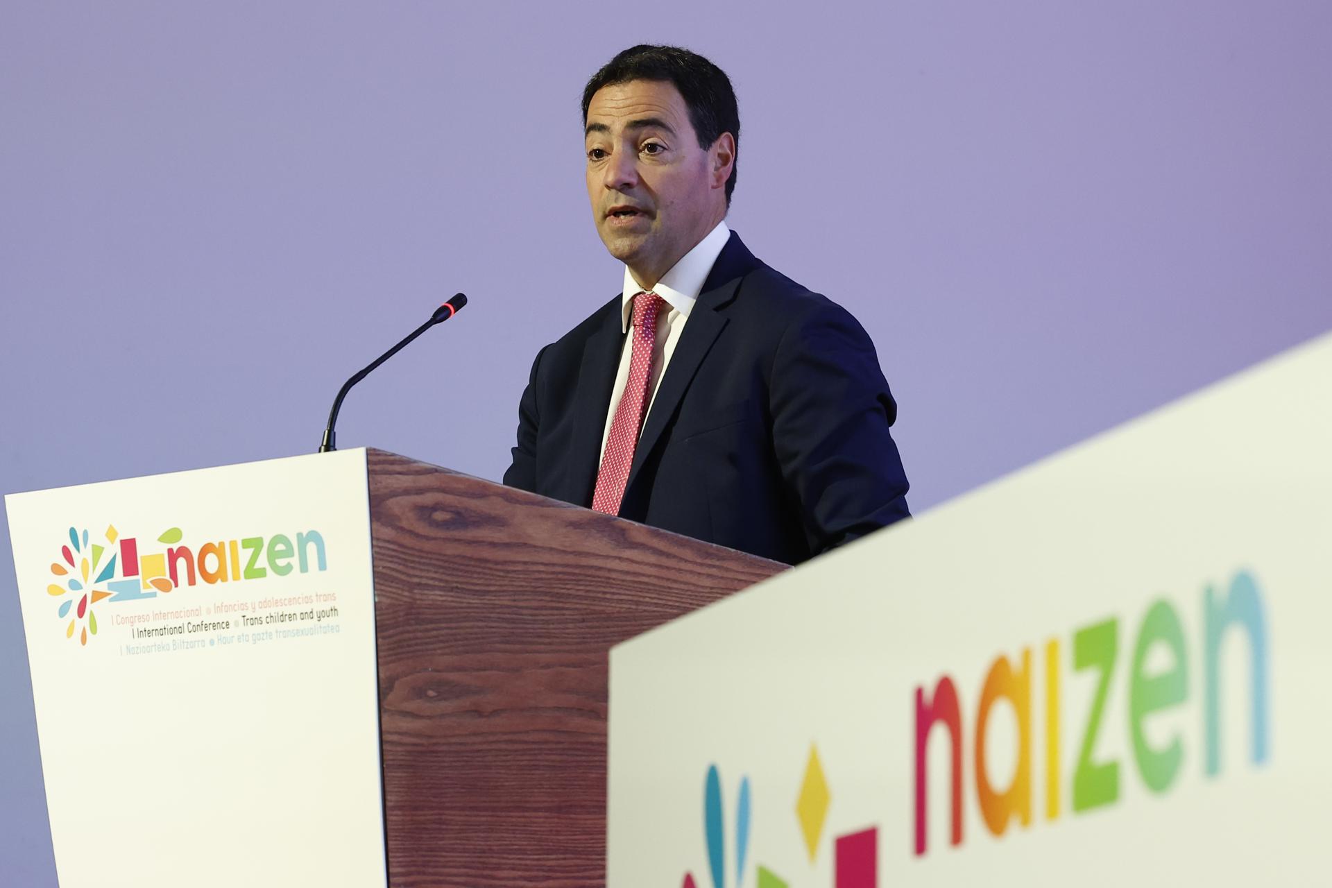 El lehendakari, Imanol Pradales, ha participado este lunes en Bilbao en el I Congreso NAIZEN sobre infancias y adolescencias 'trans’, tras mantener una reunión con miembros del Comité Científico de esta asociación y profesionales expertos en identidad de género. EFE/ Miguel Toña