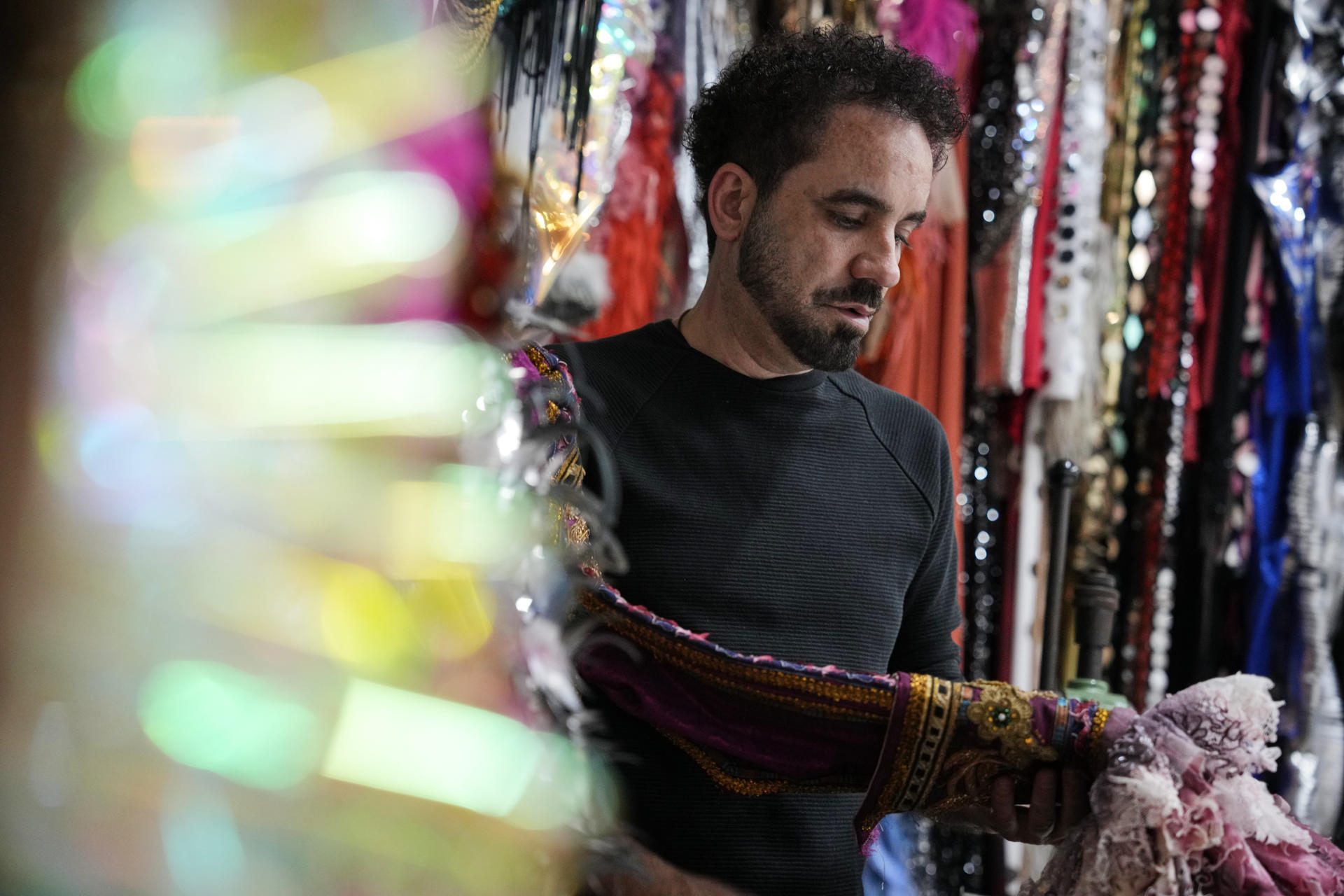 El diseñador Gustavo Adolfo Tarí durante la entrevista. EFE/Alejandro García
