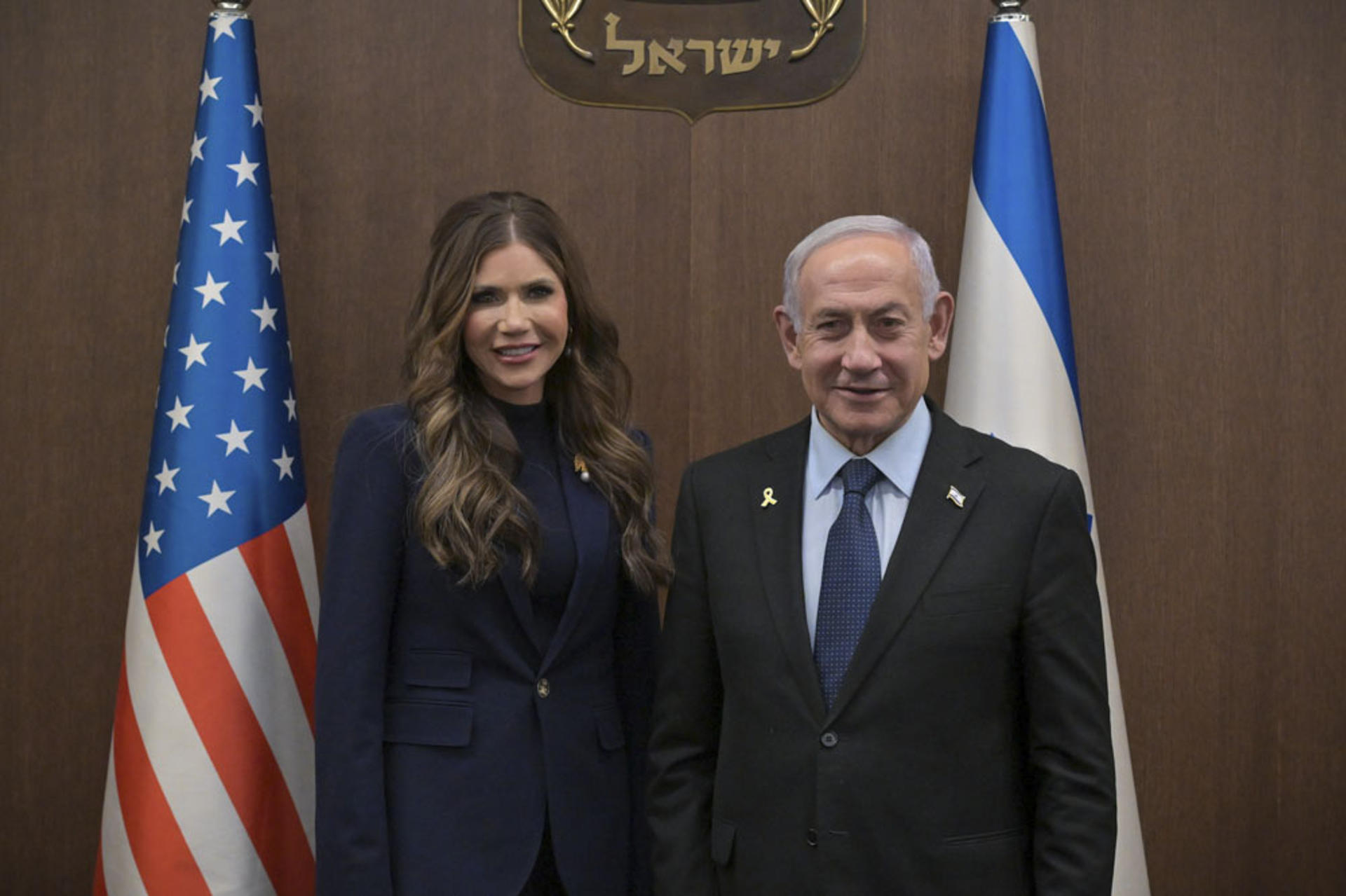 La secretaria de Seguridad Nacional de Estados Unidos, Kristi Noem (i), se reune con el primer ministro israelí, Benjamín Netanyahu (d), a su llegada este domingo a Jerusalén. EFE/Gobierno de Israel
