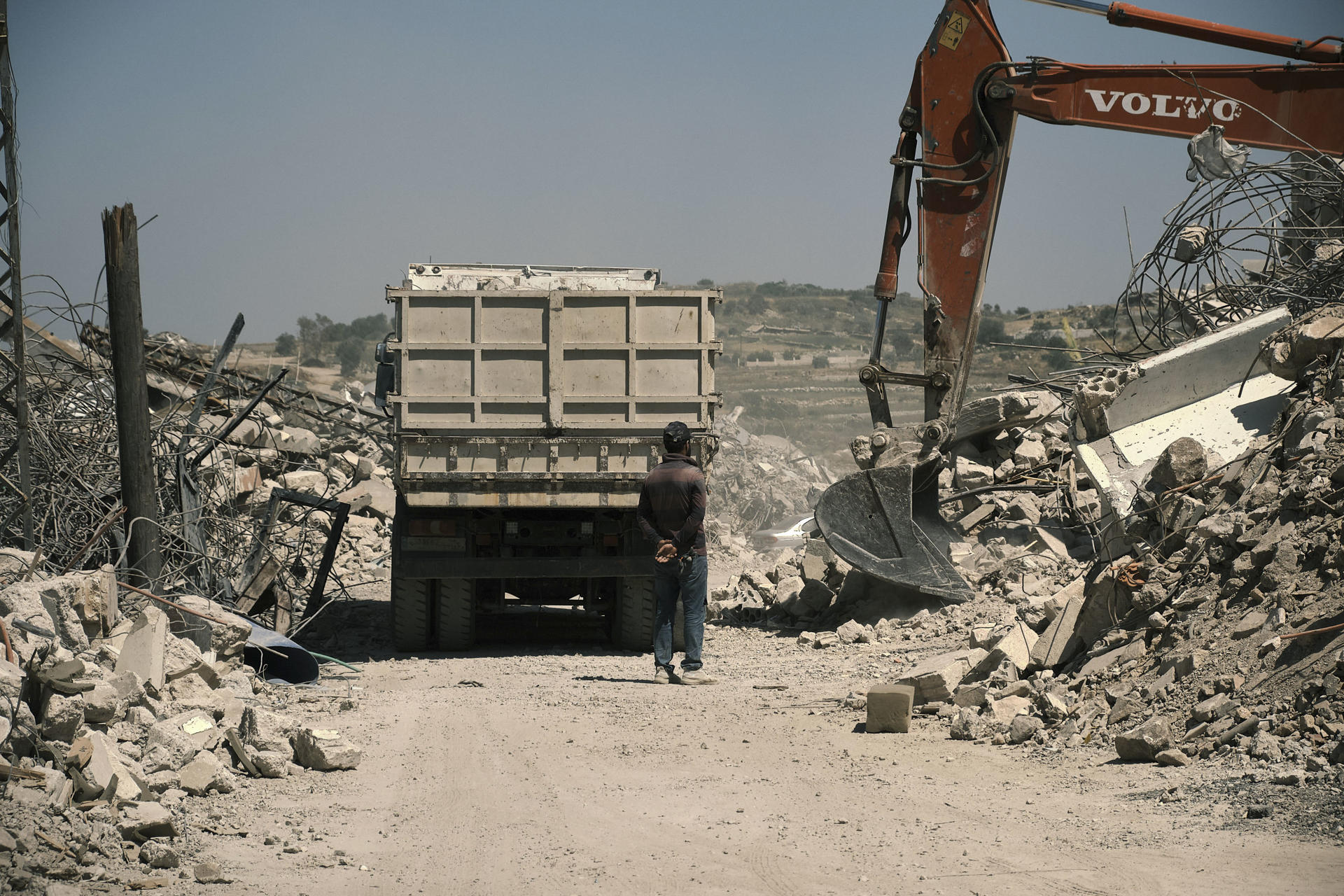 Vista de la destrucción en la localidad libanesa fronteriza de Yaroun, aún devastada tras la ofensiva del pasado año por parte del ejército israeli el pasado 23 de mayo de 2025. . EFE/Edgar Gutiérrez