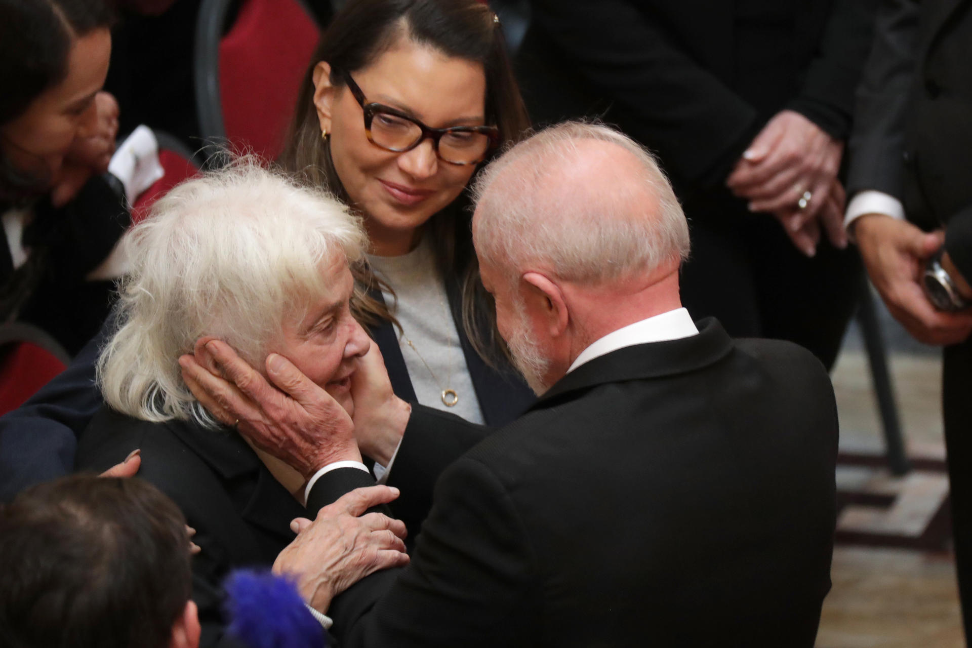 El presidente de Brasil, Luiz Inácio Lula da Silva, saluda a la viuda Lucía Topolansky durante el segundo día del velatorio del expresidente uruguayo José Mujica este jueves, en el Palacio Legislativo en Montevideo (Uruguay). EFE/ Raúl Martínez