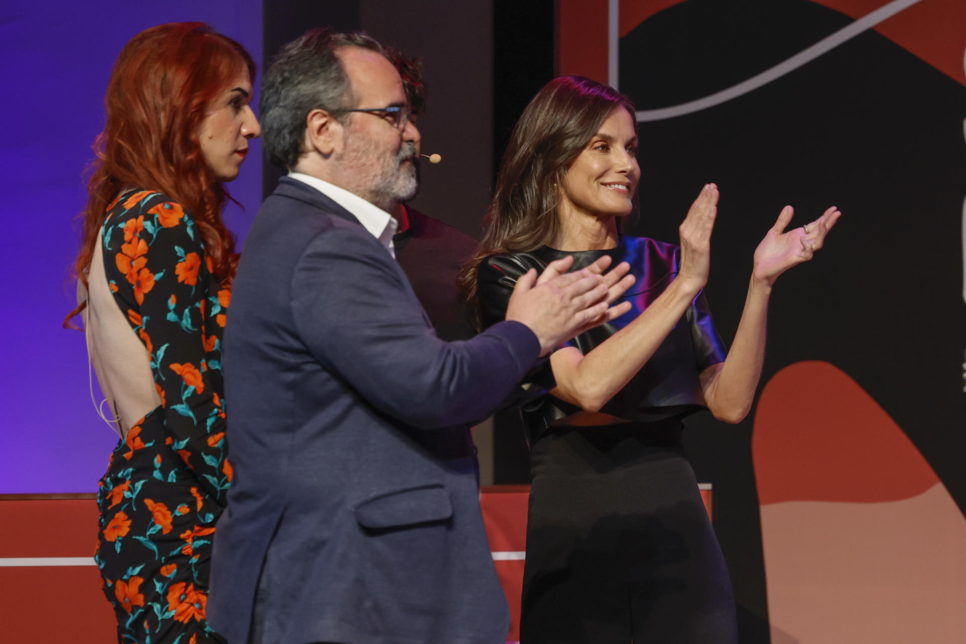 La reina Letizia (d) durante la final nacional del certamen iberoamericano de monólogos científicos Solo de Ciencia, que tiene como objetivo involucrar y formar a investigadores en la divulgación científica desde las primeras etapas de su carrera profesional, este jueves en Madrid. EFE/ Mariscal