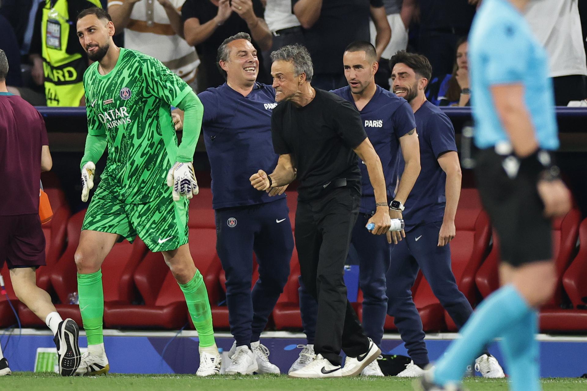 El entrenador del PSG Luis Enrique (C) celebra el título tras el final del partido jugado en Múnich, Alemania. EFE/EPA/CHRISTOPHER NEUNDORF