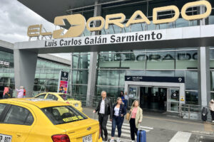 Fotografía de archivo en donde se ve una entrada del Aeropuerto Internacional El Dorado, en Bogotá (Colombia). EFE/ Eva García