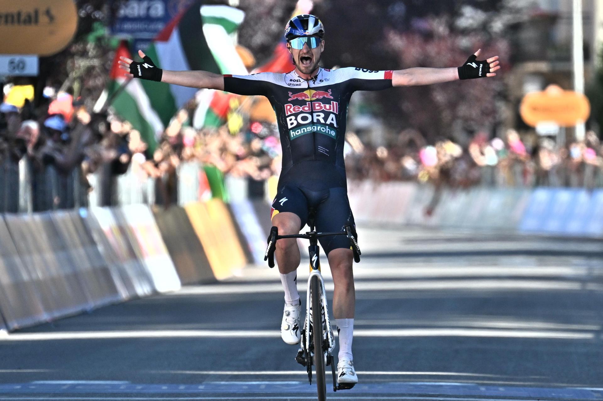 El ciclista alemán Nico Den, del equipo Red Bull - Bora - Hansgrohe, celebra la victoria en la decimoctava etapa del Giro de Italia 2025, en los 144 km desde Morbegno hasta Cesano Maderno. EFE/EPA/LUCA ZENNARO