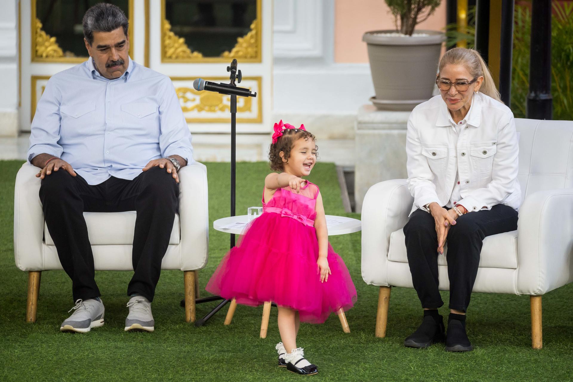 El presidente de Venezuela, Nicolás Maduro, y la primera dama Cilia Flores observan a Maikelys Espinoza este jueves, durante la celebración del Día Internacional de la Familia en el Palacio de Miraflores en Caracas (Venezuela). EFE/ Miguel Gutiérrez