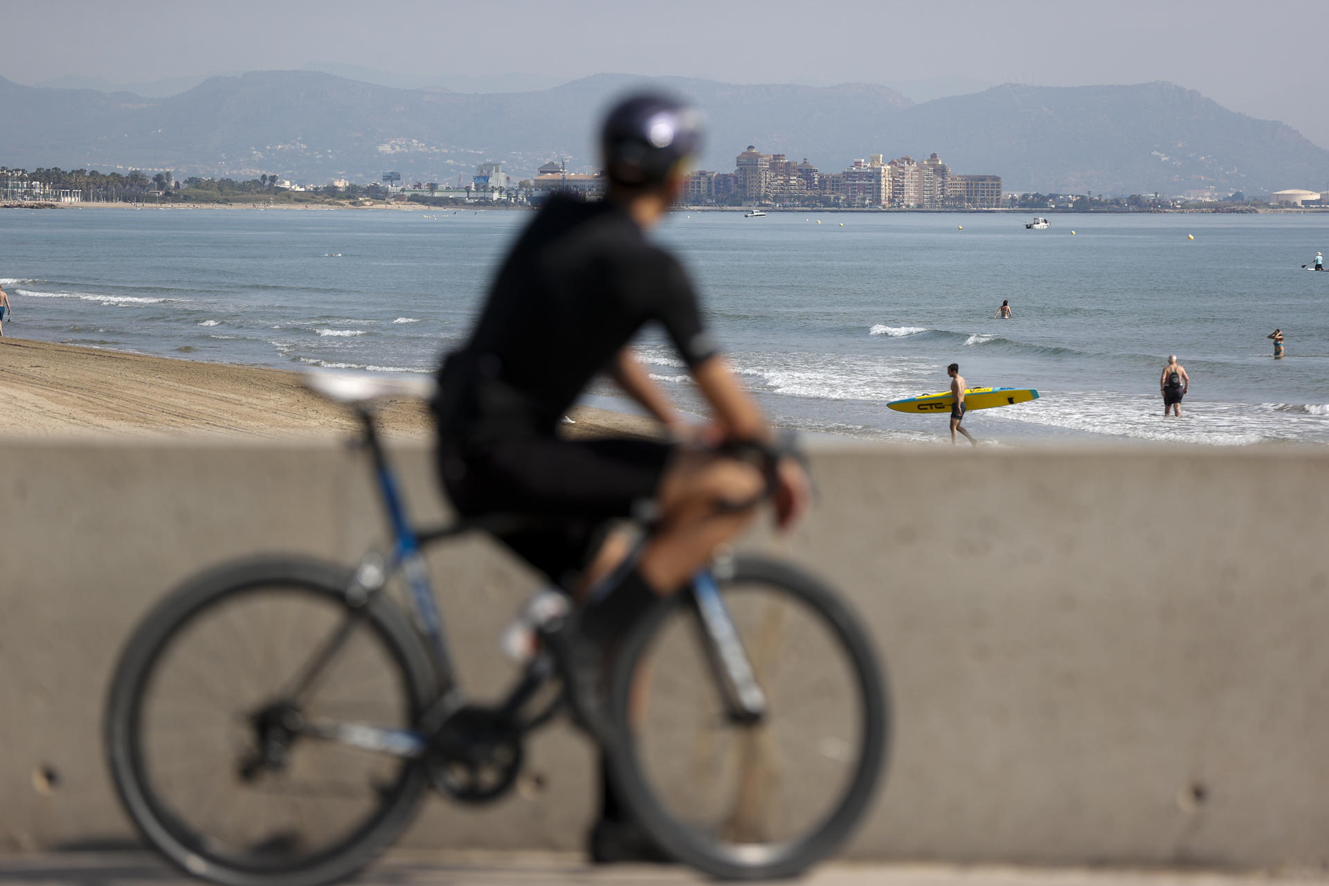Un hombre contempla la playa de la Malvarrosa durante este martes. EFE/Manuel Bruque