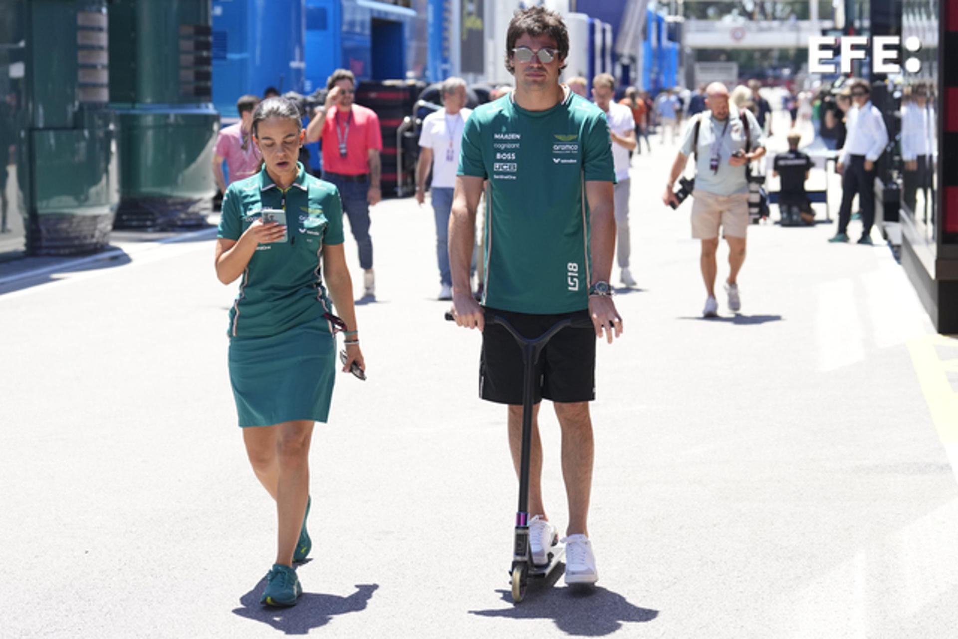 El piloto canadiense de Aston Martín, Lance Stroll, pasea en patinete por el paddock del Gran Premio de España de Fórmula Uno en el Circuit de Catalunya-Barcelona, en Montmeló (Barcelona). EFE/Alejandro García