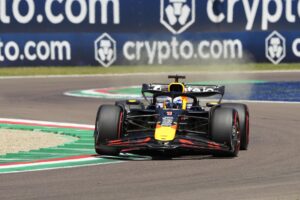 El piloto de Red Bull Racing, Max Verstappen, en acción en una imagen de archivo durante la primera sesión de entrenamientos libres para el Gran Premio de Fórmula 1 de Emilia-Romaña en el circuito Autodromo Enzo e Dino Ferrari en Imola, Italia. EFE/EPA/DANILO DI GIOVANNI