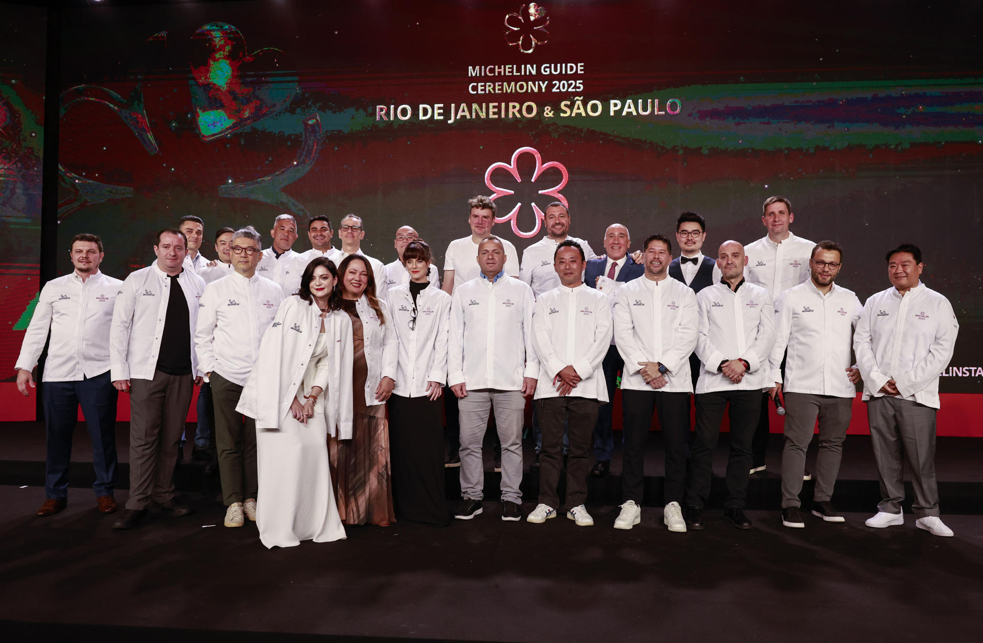Chefs brasileños posan este lunes, 12 de mayo, durante la ceremonia de entrega de estrellas de la Guía Michelin en Brasil, en la ciudad de Sao Pablo. EFE/Sebastiao Moreira