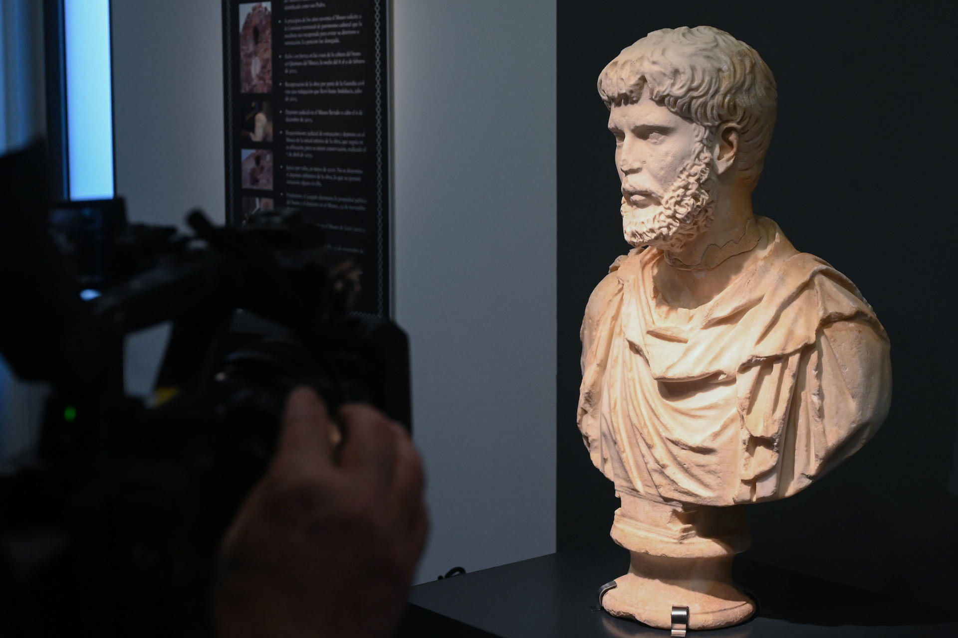 El busto romano del siglo II que en 2013 fue robado de la iglesia de Quintana del Marco (León), y recuperado en Córdoba, forma parte desde este viernes de la exposición permanente del Museo de León tras una restauración en la que se ha empleado tecnología de impresión 3D en la parte del cuello. EFE/J.Casares