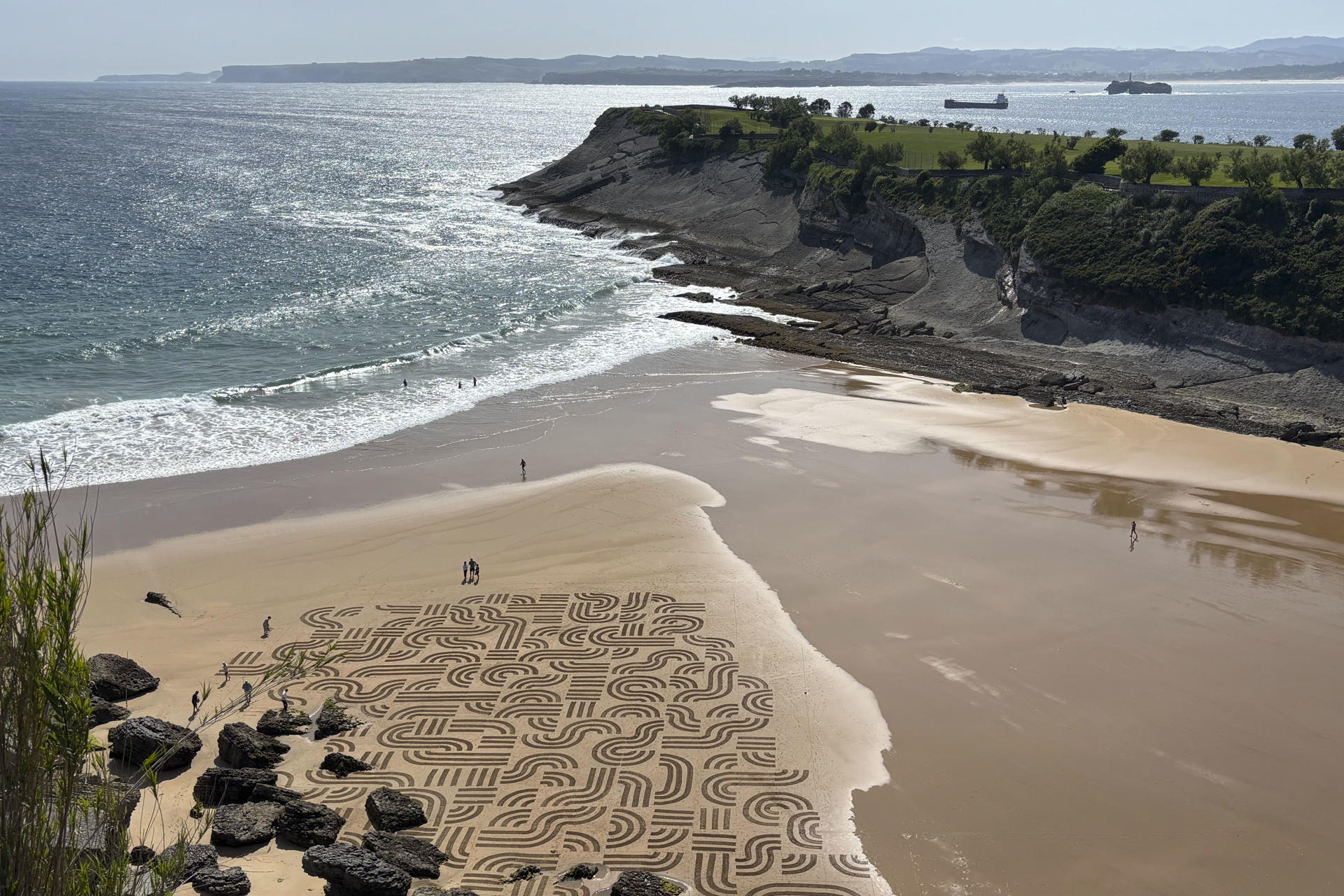 El artista catalán Quirze Codina ha vuelto a realizar sobre la playa de Mataleñas de Santander otro dibujo geométrico y orgánico. Codina estrena esta tarde en Santander el documental 'Entre mareas', realizado en su "casa artística", la capital cántabra, y que trata sobre el mandala "más grande del mundo", de 66 metros que dibujó en la playa de Mataleñas. EFE/Kike Serrano Mirones