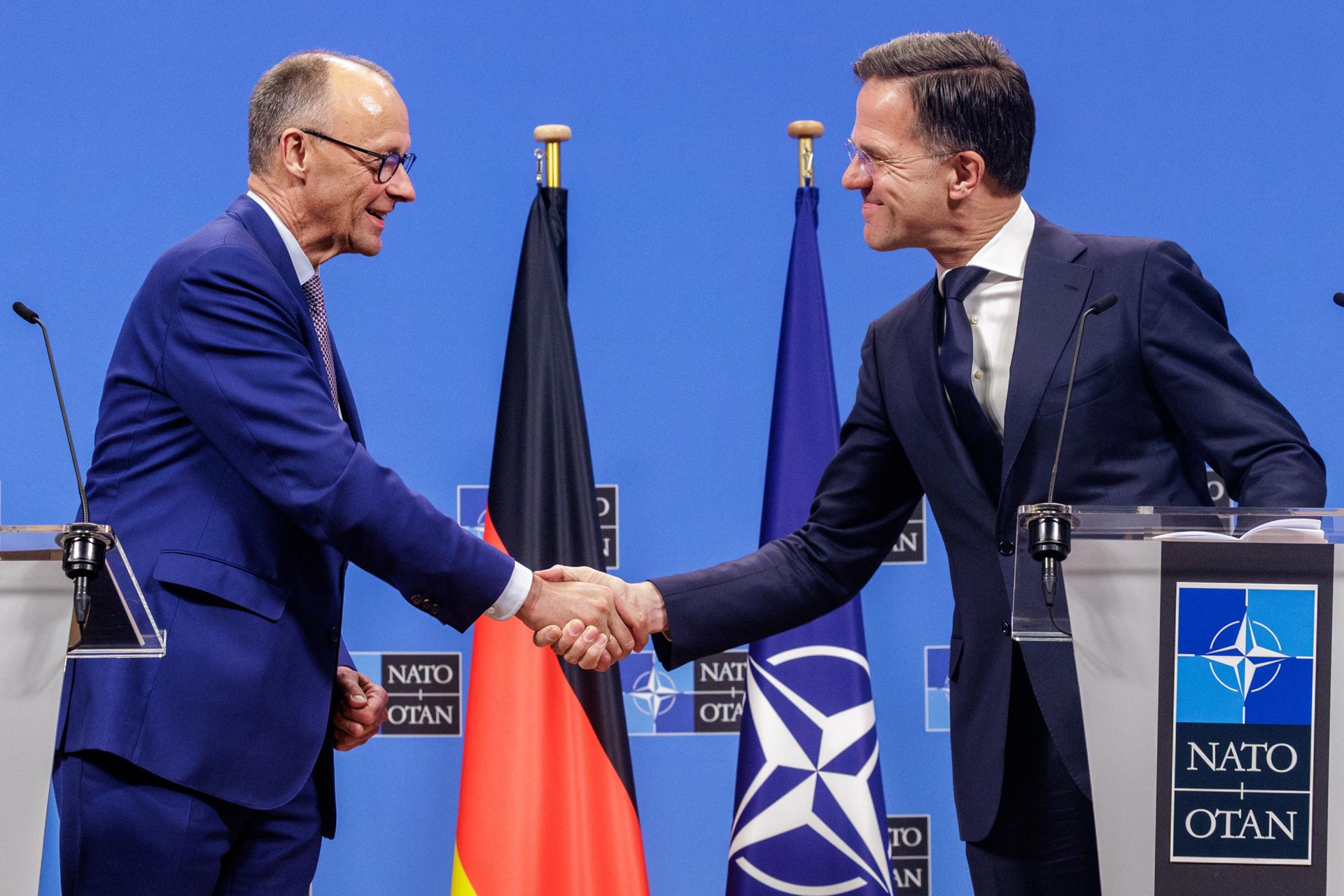 El canciller alemán Friedrich Merz (I) y el secretario general de la OTAN, Mark Rutte, se dan la mano durante una conferencia de prensa en la sede de la OTAN en Bruselas, Bélgica, 09 de mayo de 2025. (Bélgica, Alemania, Bruselas) EFE/EPA/OLIVIER MATTHYS
```