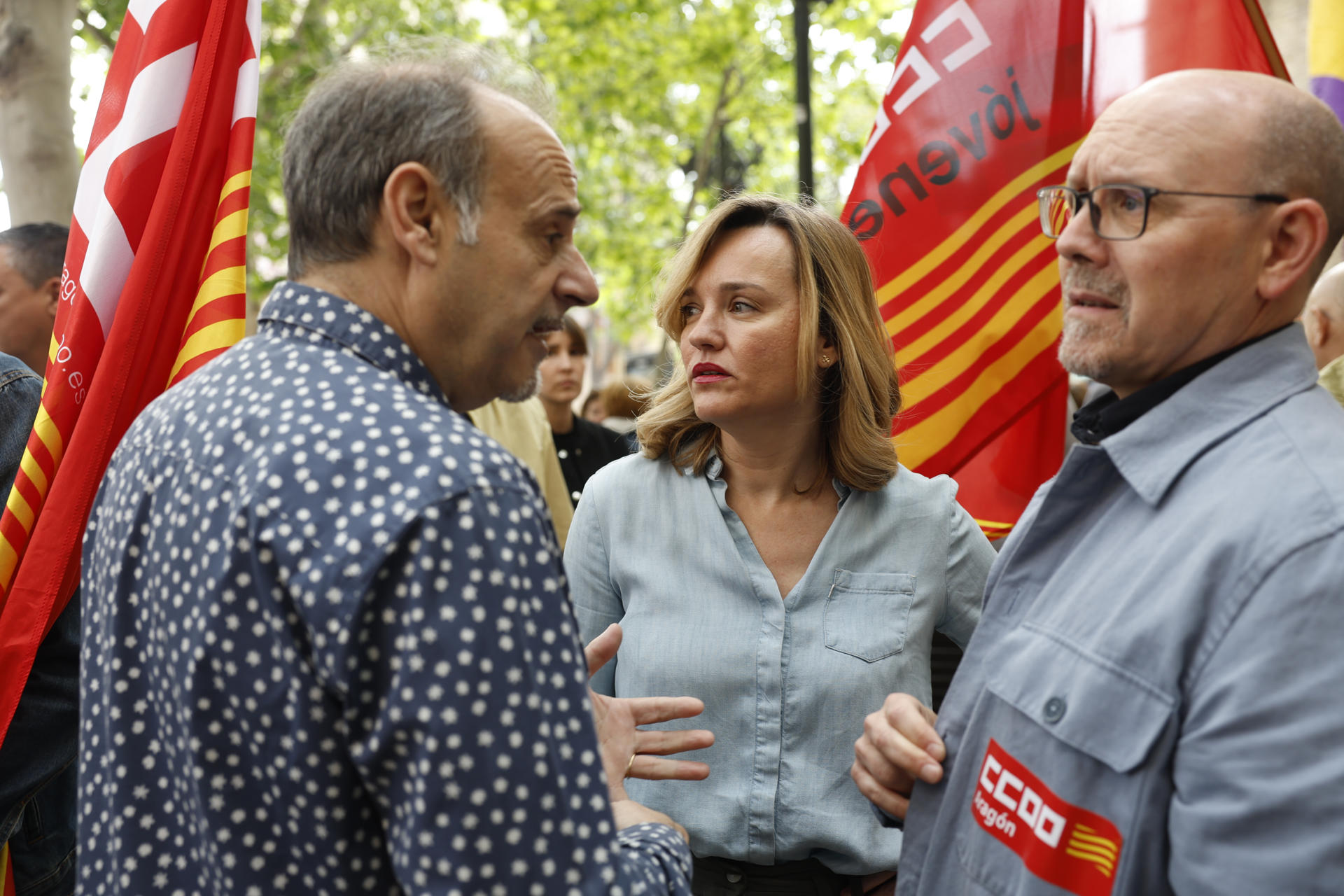 La ministra de Educación, portavoz del Gobierno y secretaria general del PSOE en Aragón, Pilar Alegría (c) durante su participación en la manifestación convocada por UGT y CCOO con motivo del Primero de Mayo, este jueves en la Plaza San Miguel de Zaragoza. EFE/ Javier Cebollada