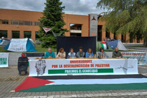 MADRID, 14/05/2025.- Los miembros de la Red Universitaria por Palestina (RUxP) de Madrid, ante la "inacción y el silencio cómplice de las instituciones", han retomado la acampada en la explanada de la Ciudad Universitaria, donde han anunciado la creación de un 'Tribunal de los Pueblos sobre Gaza' que se reunirá en octubre próximo. Así lo han anunciado profesores y estudiantes de la Red en una rueda de prensa frente a una veintena de tiendas de campaña instaladas desde ayer martes, y ante una gran pancarta con los lemas 'Universidades por la desconolización de Palestina. Paremos el genocidio' o'Sangre palestina en las armas españolas'.EFE/Juliana Leao-Coelho Rego