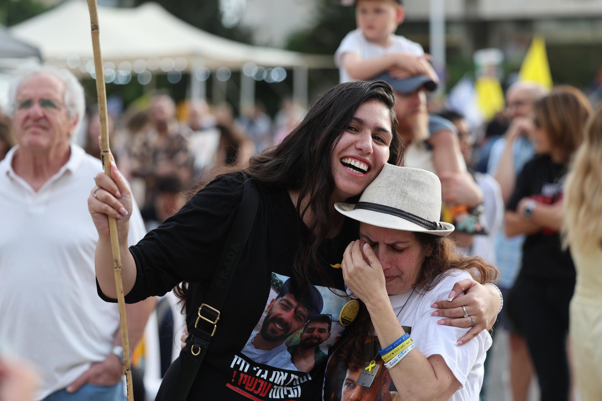 La gente reacciona mientras se reúne para ver una transmisión en vivo en una pantalla grande que informa sobre la liberación del soldado estadounidense israelí Edan Alexander, en la plaza de los rehenes frente a la base militar Kirya en Tel Aviv, Israel, 12 de mayo de 2025. Según las fuerzas de defensa israelíes, unos 58 rehenes permanecen en cautiverio de Hamás. EFE/EPA/ABIR SULTAN