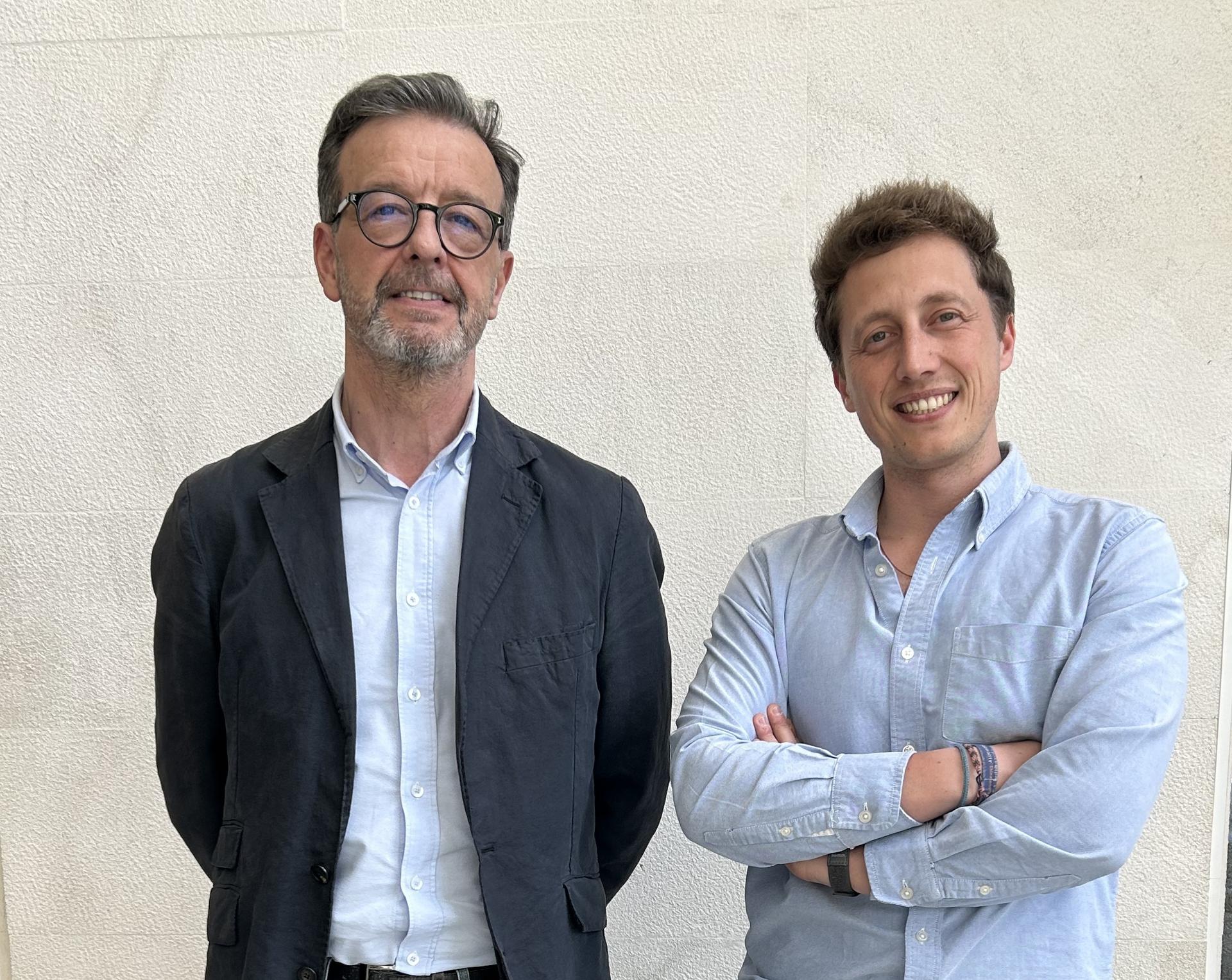 Luis Álvarez Vallina (izda) y Javier Arroyo, en el Centro Nacional de Investigaciones Oncológicas. Fotografía facilitada por Pilar Gil. CNIO. EFE