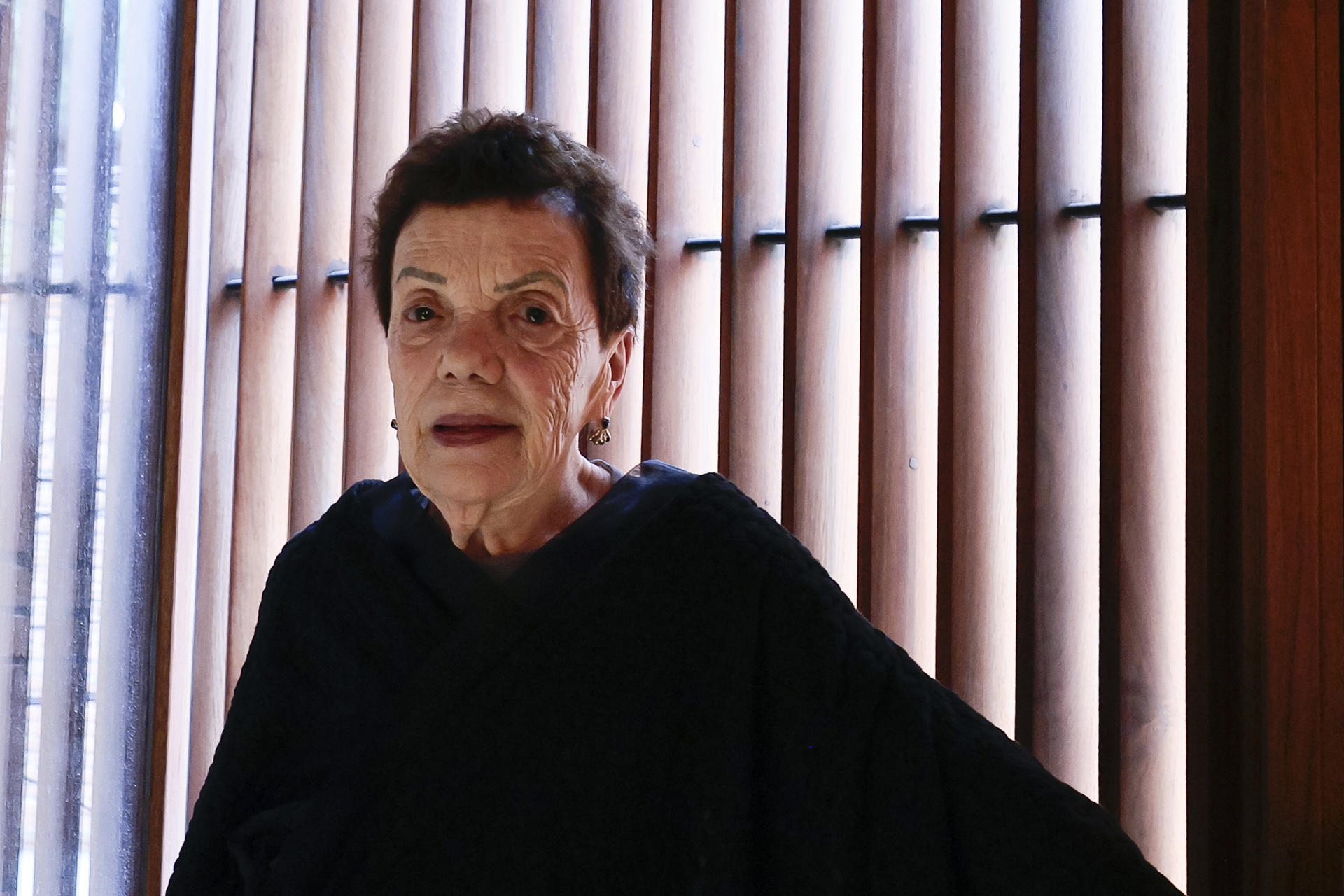 La fotógrafa mexicana Graciela Iturbide posa durante una entrevista con EFE este jueves, en Ciudad de México (México). EFE/ José Méndez