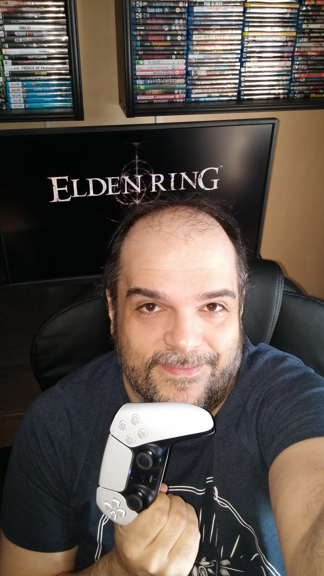 Imagen cedida de Miguel Ángel Sánchez, autor del libro 'Colosos en Llamas'. Más allá de la apariencia de ser puro entretenimiento y diversión, los videojuegos han sido testigo directo durante décadas de una guerra descarnada entre tres gigantes de la tecnología: Nintendo, Sony y Microsoft. Una batalla por entretener a millones de seguidores y controlar un suculento mercado de cerca de 250.000 millones de dólares. Todavía hay gente que asocia los videojuegos con los ‘marcianitos’ o las consolas para niños, pero esto es otra cosa. Al margen del volumen de millones que mueve, es una industria y una cultura enorme que trasciende todo, asegura en una entrevista con EFE Miguel Ángel Sánchez, autor del libro ‘Colosos en Llamas’ (Star-t Magazine Books) que llega para contar esta particular guerra por liderar el ocio digital. EFE/Star-t Magazine Books/SÓLO USO EDITORIAL/SÓLO DISPONIBLE PARA ILUSTRAR LA NOTICIA QUE ACOMPAÑA (CRÉDITO OBLIGATORIO)