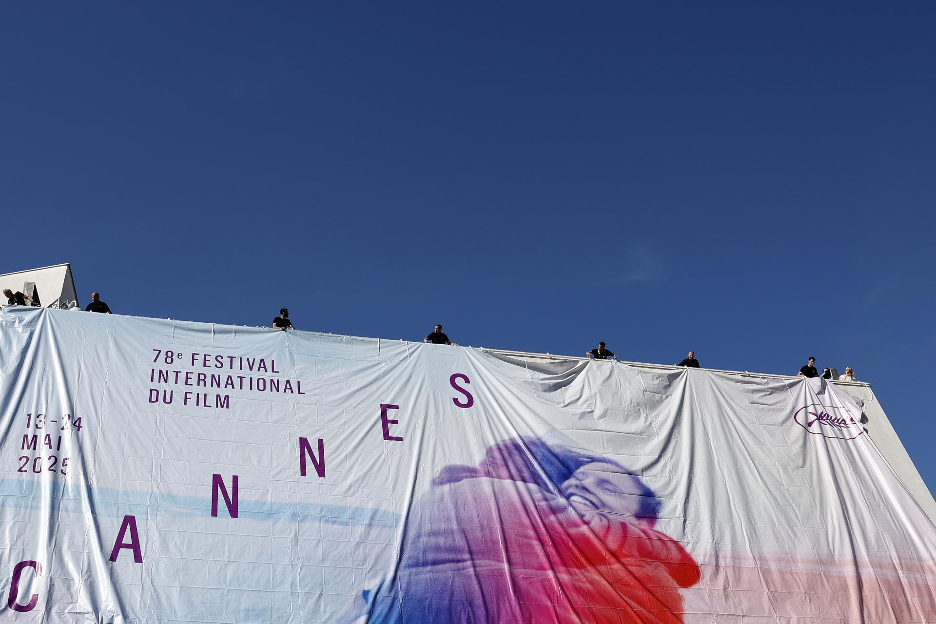 Cannes (France), 11/05/2025.- Operarios colocan el poster oficial de la 78 edición del festival de cine de Cannes. (Cine, Francia) EFE/EPA/SEBASTIEN NOGIER