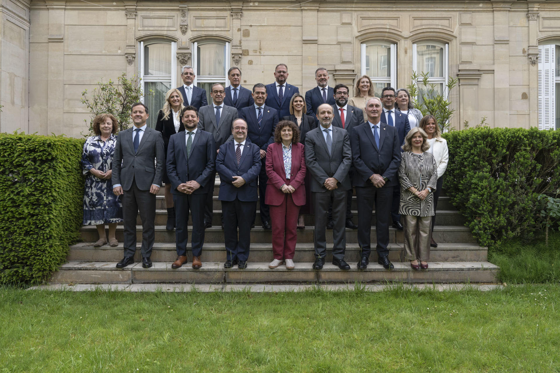 Foto de grupo de la reunión de los alcaldes del Grupo de Ciudades Patrimonio de la Humanidad, este lunes en París. EFE/Myriam Renaud