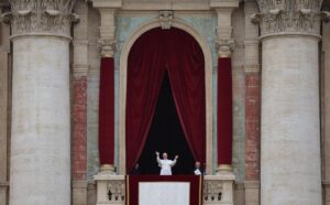 Imagen de archivo de León XIV saludando a los fieles desde la Basílica de San Pedro en el Vaticano. EFE/MASSIMO PERCOSSI
