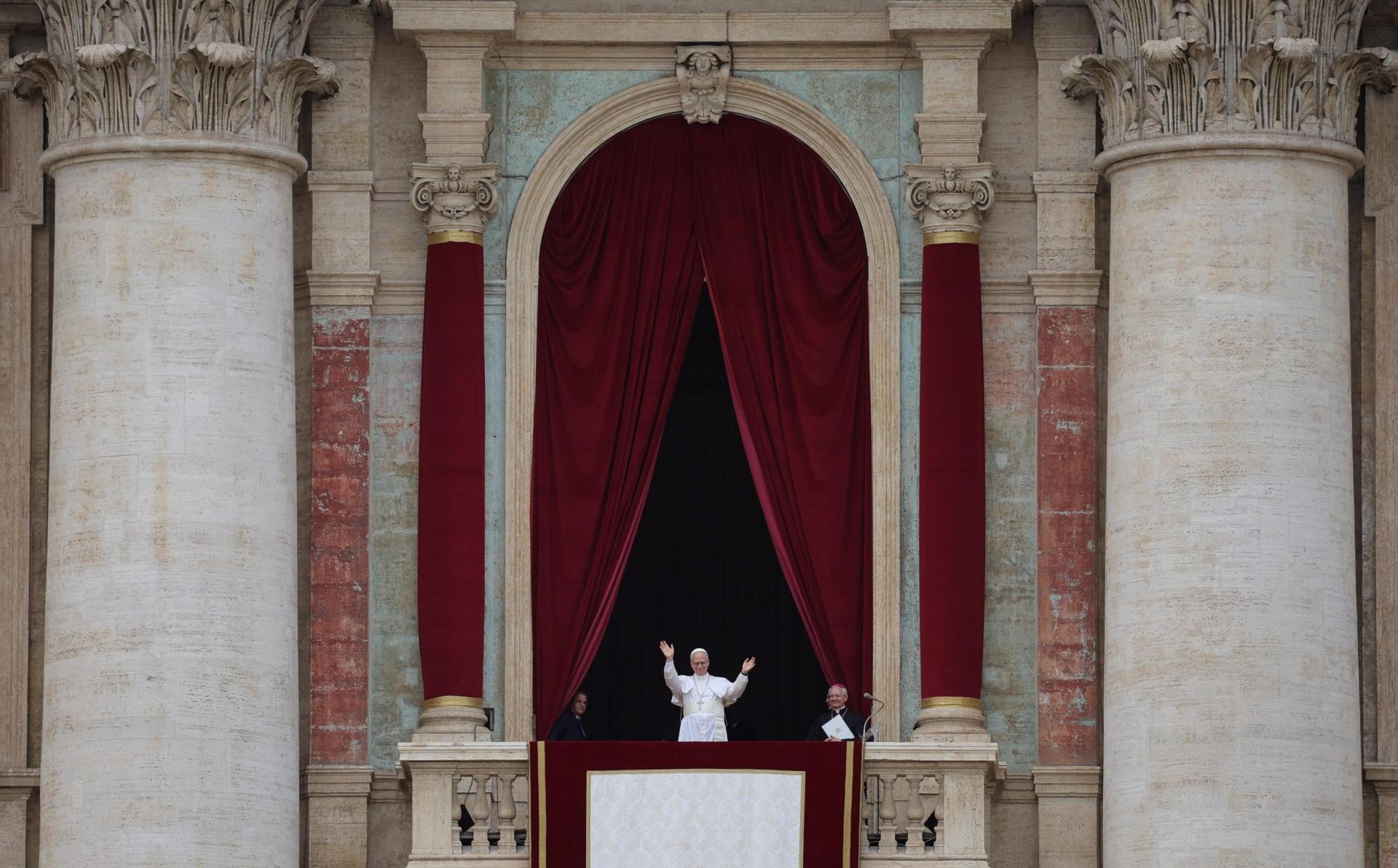 Imagen de archivo de León XIV saludando a los fieles desde la Basílica de San Pedro en el Vaticano. EFE/MASSIMO PERCOSSI
