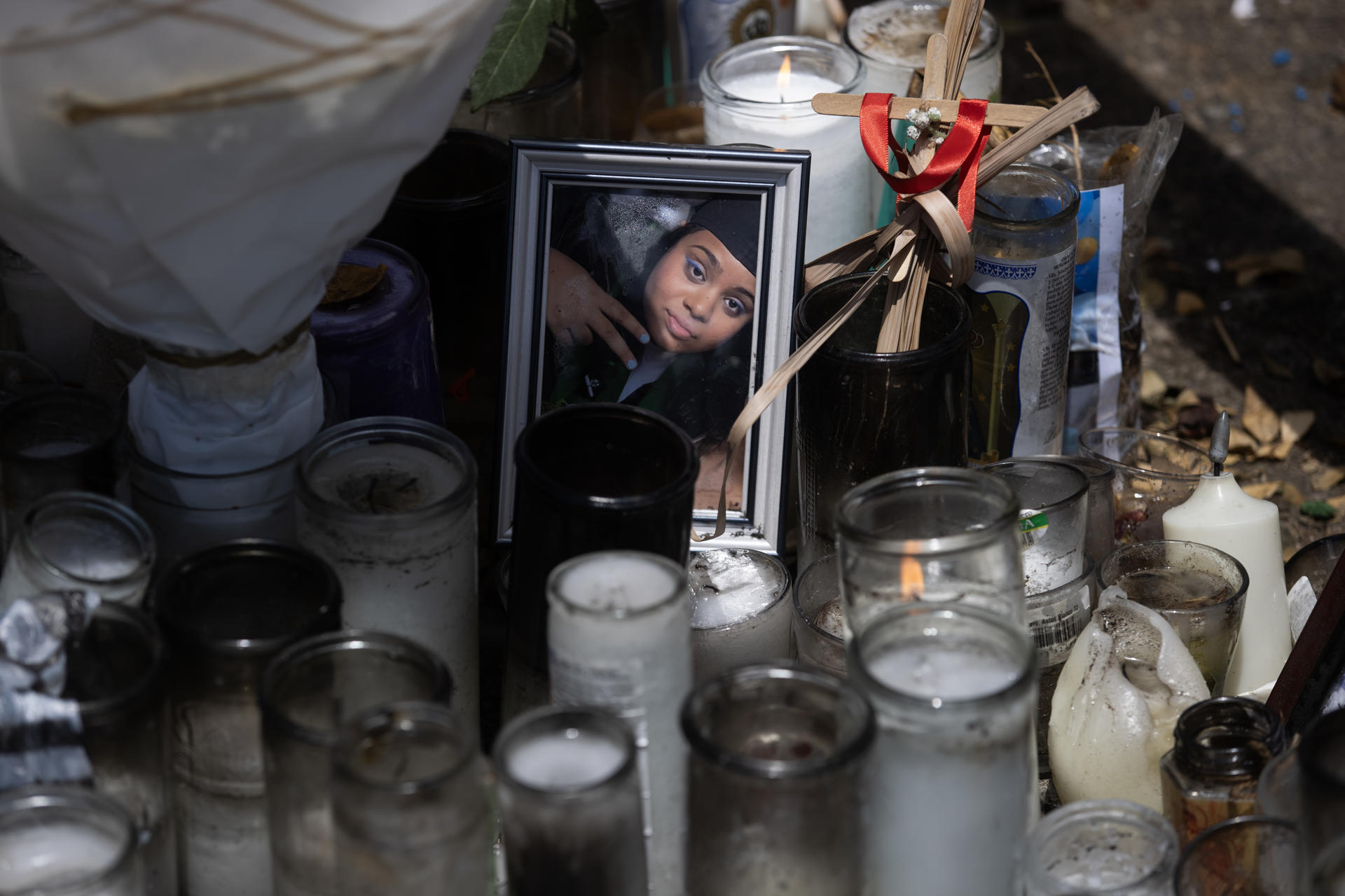 Fotografía de un altar en memoria de una de las víctimas del accidente ocurrido en la discoteca Jet Set, este jueves en Santo Domingo (República Dominicana). LEFE/Orlando Barría