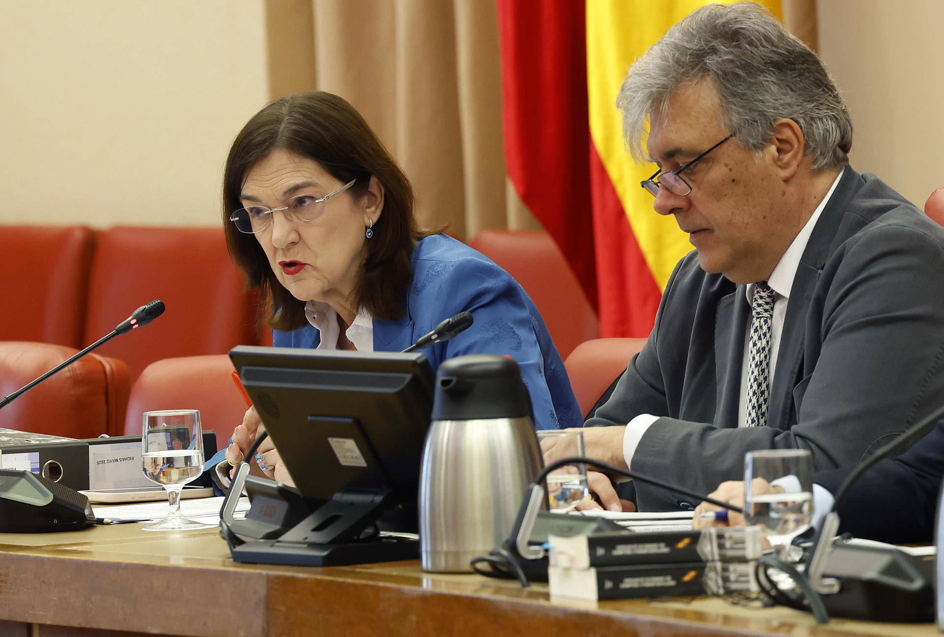La presidenta de la Comisión Nacional del Mercado de la Competencia (CNMC), Cani Fernández (i) comparece este martes en el Congreso de los Diputados para dar cuenta de la información de la que dispone sobre las causas del apagón del pasado 28 de abril y del trabajo que ha realizado como organismo supervisor. EFE/JP Gandul