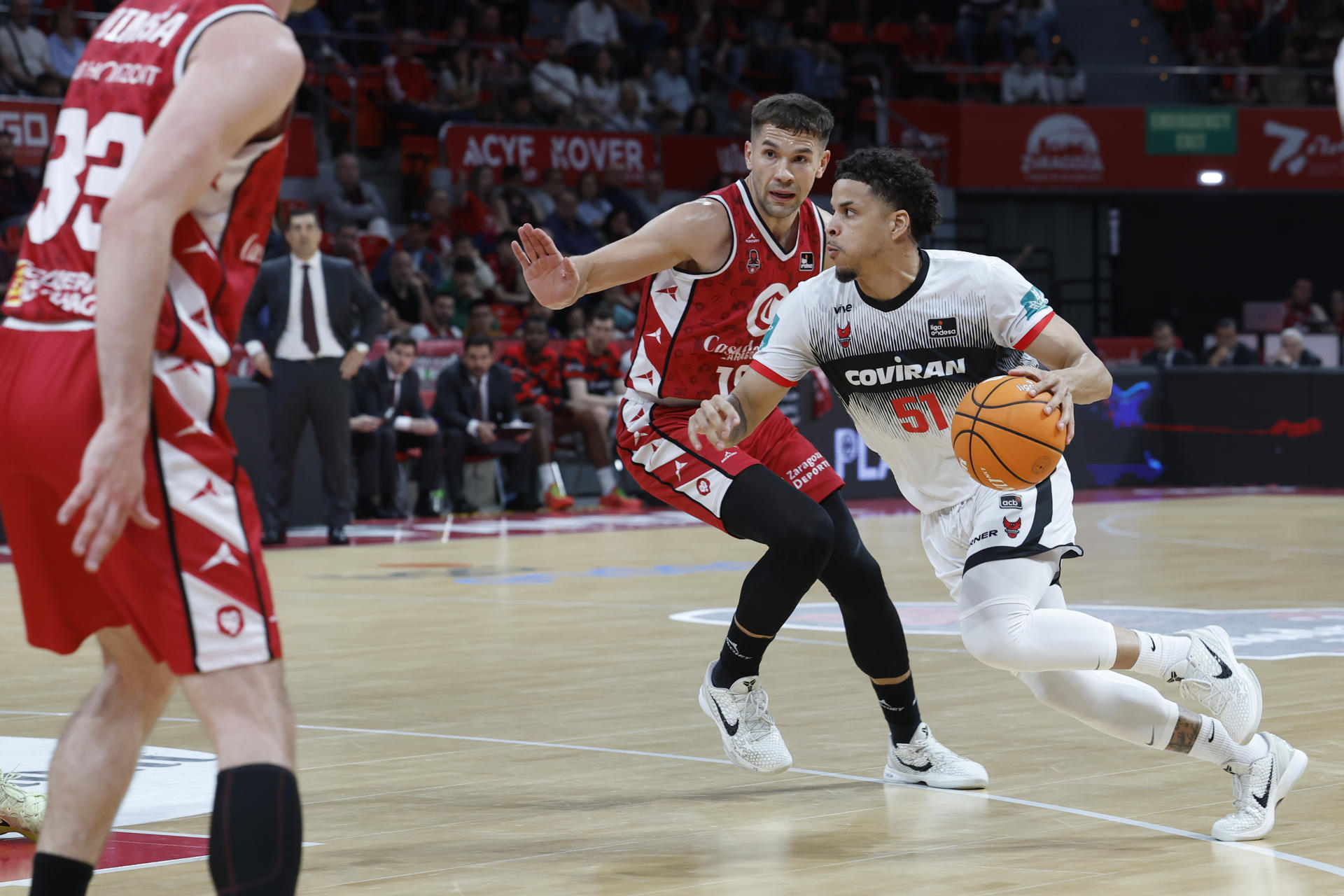 El base dominicano de Covirán Granada Omar Silverio controla la pelota ante Sulejmanovic, del Casademont Zaragoza, durante el partido de Liga Endesa disputado este domingo en el Pabellón Príncipe Felipe de Zaragoza. EFE/Javier Cebollada