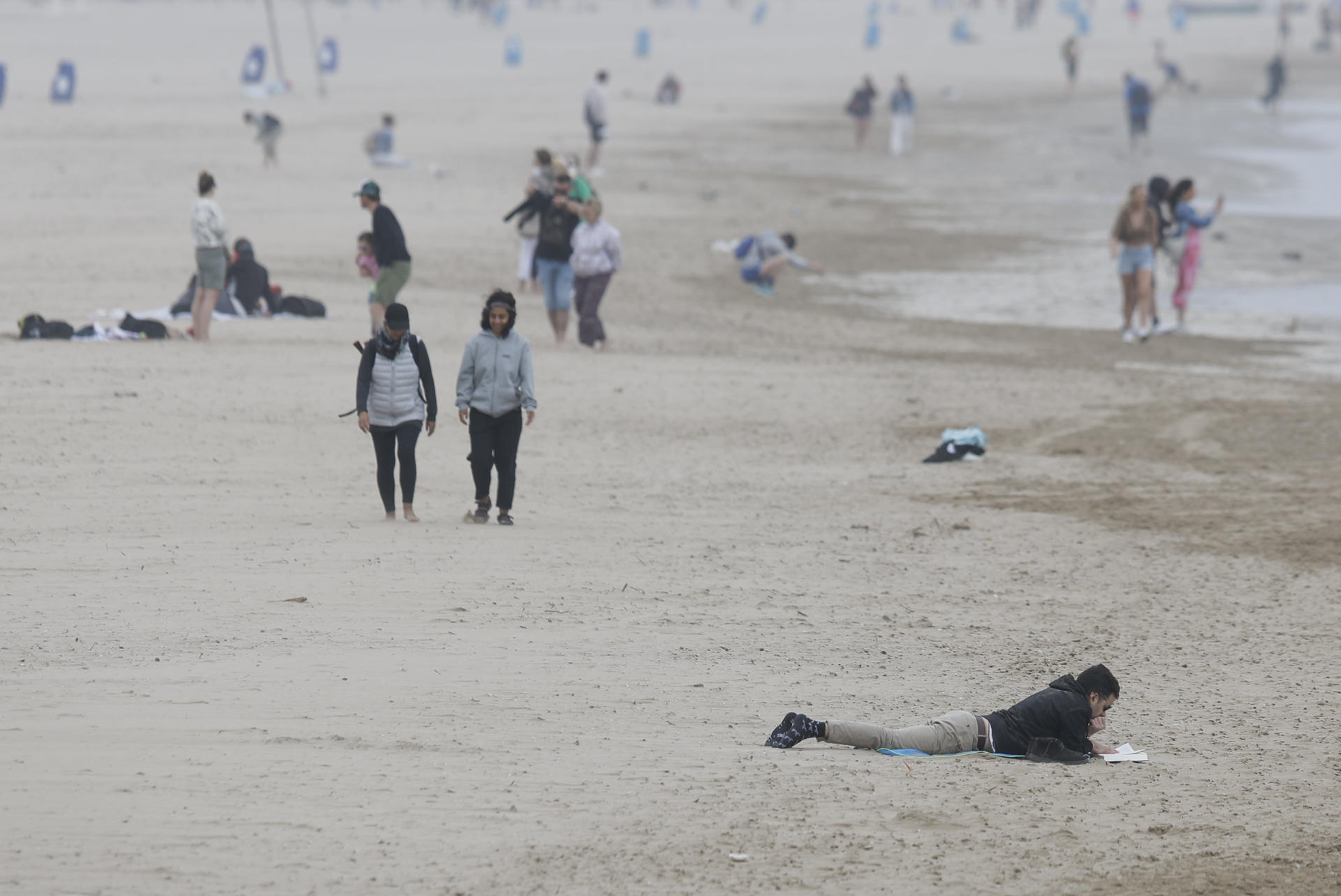 Tiempo desapacible en la playa de la Malvarrosa, este jueves. EFE/ Kai Fösterling