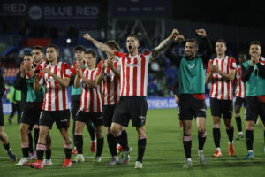 Los jugadores del Athletic Club celebran la victoria tras el partido de la jornada 36 de LaLiga que Getafe CF y Athletic de Bilbao disputaron en el Coliseum de Getafe. EFE/ Mariscal