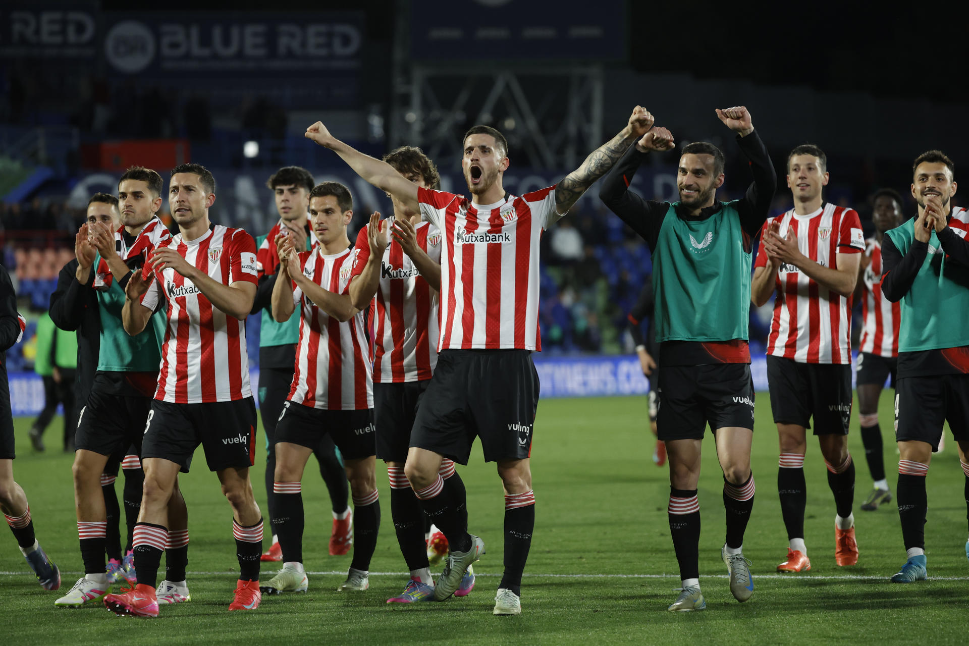 Los jugadores del Athletic Club celebran la victoria tras el partido de la jornada 36 de LaLiga que Getafe CF y Athletic de Bilbao disputaron en el Coliseum de Getafe. EFE/ Mariscal