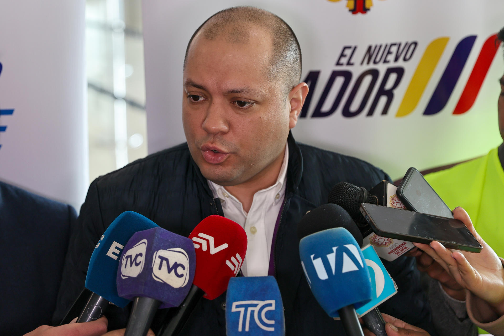 El viceministro de Gobernanza de la Salud, Juan Sánchez, habla ante la prensa este lunes en el Aeropuerto Internacional Mariscal Sucre de Quito (Ecuador). EFE/José Jácome