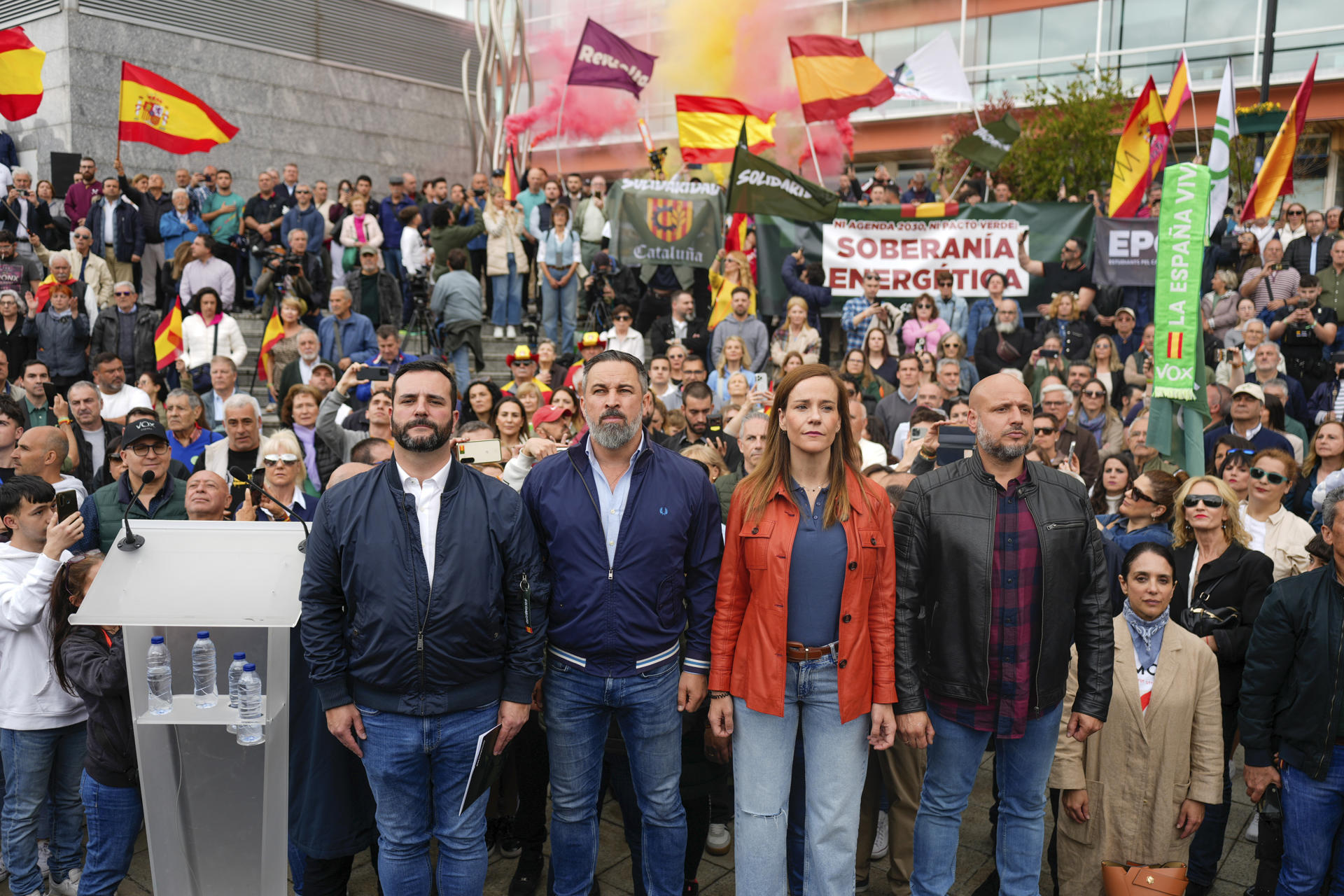El líder de Vox, Santiago Abascal (c), junto al secretario general del sindicato Solidaridad, Jordi de la Fuente (i), y la portavoz de Vox en la Asamblea de Madrid, Isabel Pérez Moñino, durante el acto por el 1 de Mayo celebrado este jueves en la Plaza de la Constitución de Fuenlabrada, en Madrid. EFE/ Borja Sanchez-trillo