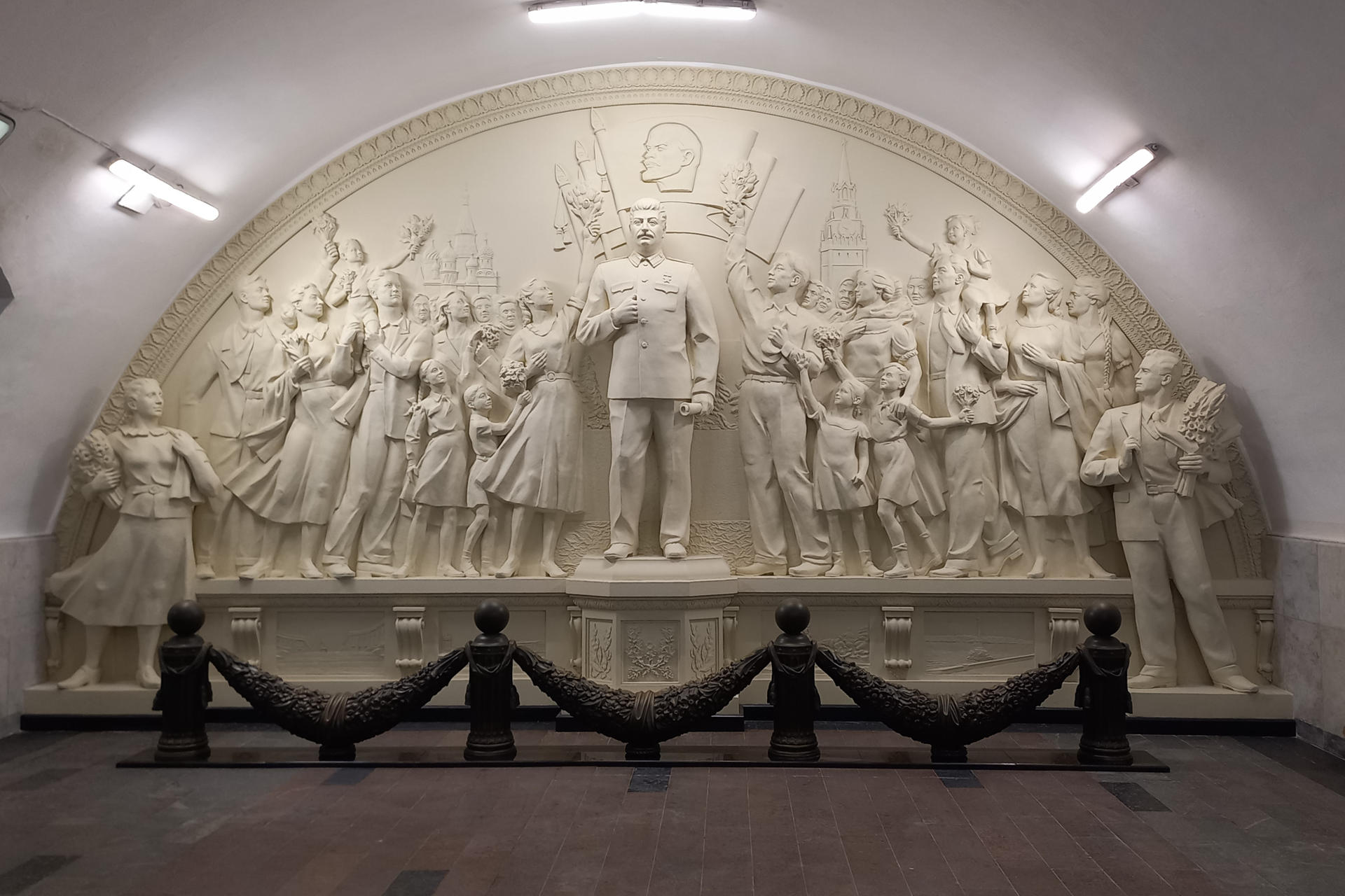 MOSCÚ, 15/05/2025.- La controvertida figura de Iósif Stalin regresó hoy al metro de Moscú, que cumple este jueves 90 años, con la reinstauración de un gigantesco monumento con su imagen en el centro de la capital rusa. EFE/ Ignacio Ortega