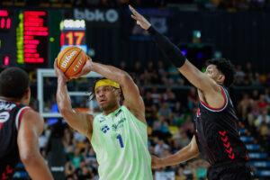El alero estadounidense del FC Barcelona, Justin Anderson (c), con el balón ante los defensores de Surne Bilbao durante el encuentro de la Liga Endesa que disputan hoy viernes en el Bilbao Arena. EFE / Miguel Toña.
