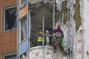 Trabajadores reparan un edificio de apartamentos dañado tras un ataque de drones ucranianos en Moscú, Rusia, 29 de mayo de 2025. 
 EFE/EPA/YURI KOCHETKOV