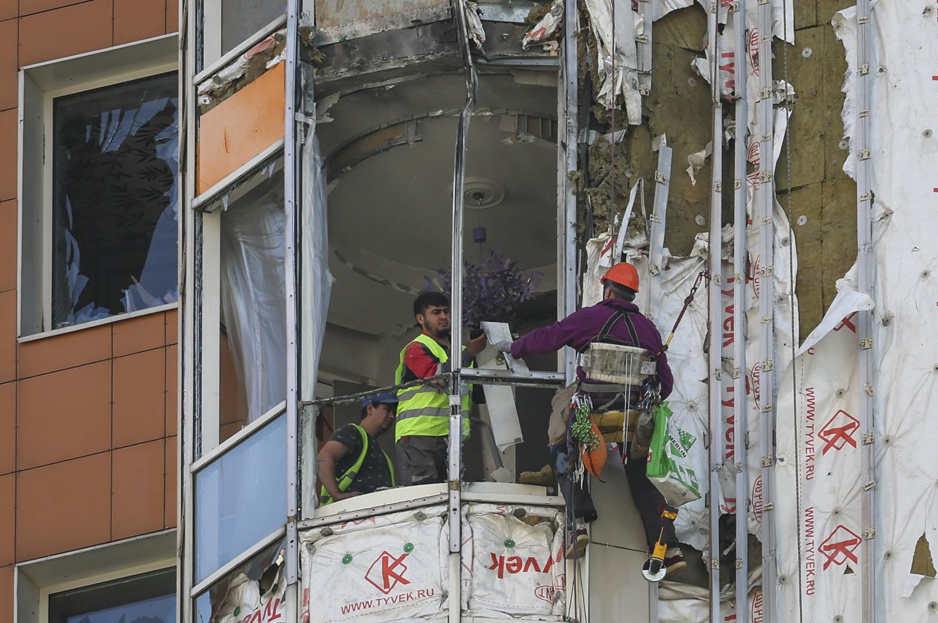 Trabajadores reparan un edificio de apartamentos dañado tras un ataque de drones ucranianos en Moscú, Rusia, 29 de mayo de 2025. 
 EFE/EPA/YURI KOCHETKOV