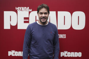 El español Juan Dávila pasó de salir a la calle para pedir a gritos que la gente fuera a ver su espectáculo a vender en pocos minutos miles de localidades a personas deseosas de verlo. 'La senda del pecado' es un documental que cuenta este viaje de la nada al todo: "La fórmula Juan Dávila". Dirigido por Alberto Utrera, el audiovisual se estrena este jueves en España y la expectación es alta: muchísima gente conoce y admira al artista (tiene más de cinco millones de seguidores en redes sociales), pero no mucha conoce al Juan Dávila que había antes del de ahora. En una entrevista a EFE, el cómico (Madrid, 1978) reconoce que él mismo no sabe verbalizar la clave de su éxito, a pesar de que ha pensado mucho en ello. EFE/Alberto Aguado