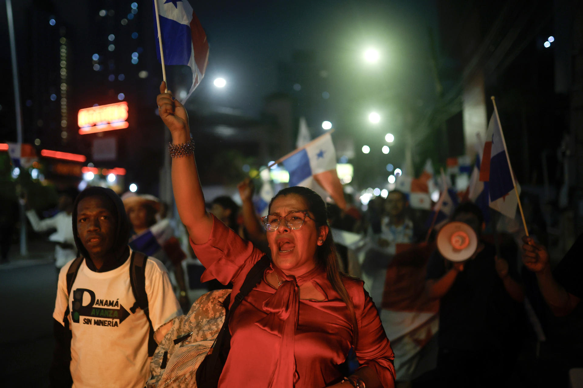 Decenas de ciudadanos fueron captados este lunes, 5 de mayo, durante una marcha antigubernamental, en Ciudad de Panamá (Panamá). EFE/Bienvenido Velasco