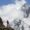 El montañero Szilard Suhajda admira las vistas durante su ruta al campamento base de Namche Bazaar, en Nepal, el 5 de abril de 2017. EFE/Balazs Mohai