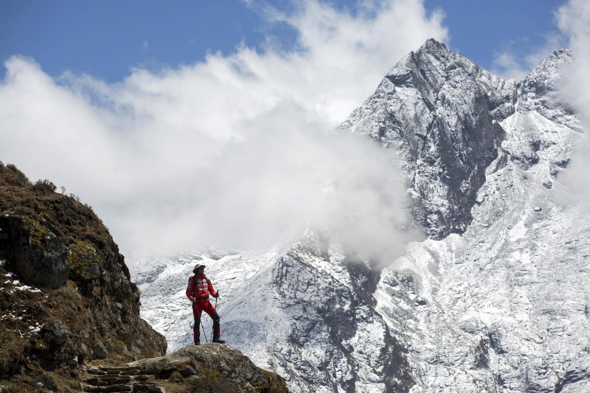 El montañero Szilard Suhajda admira las vistas durante su ruta al campamento base de Namche Bazaar, en Nepal, el 5 de abril de 2017. EFE/Balazs Mohai